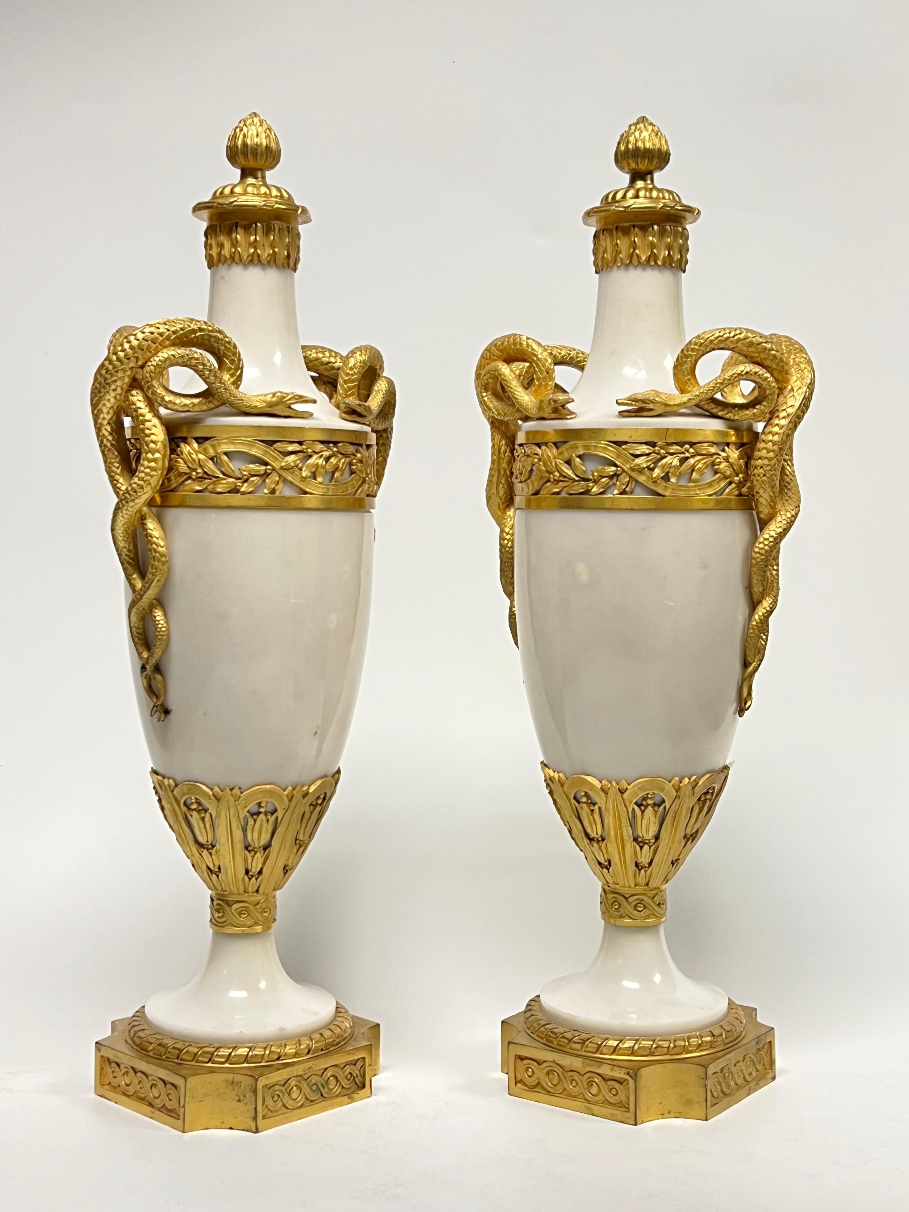 20ième siècle Ensemble de quatre (4) urnes / lampes de table de style Louis XVI en bronze doré et marbre blanc en vente