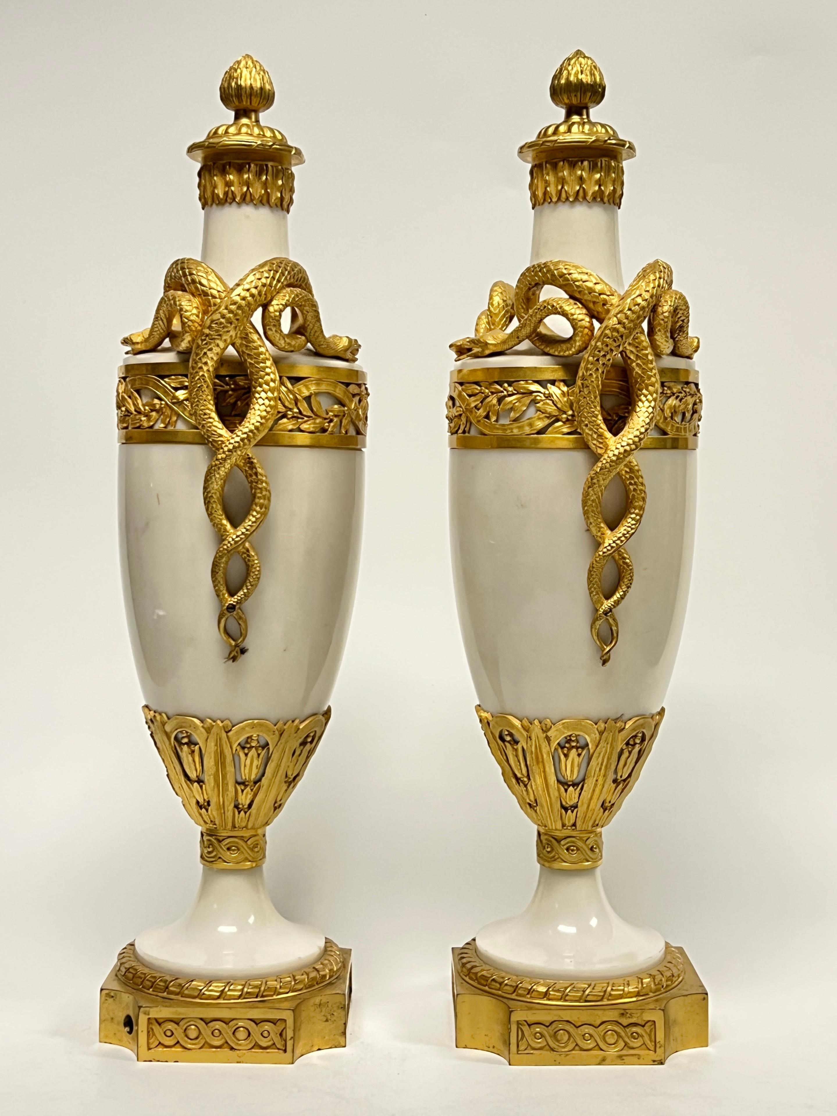 Bronze Ensemble de quatre (4) urnes / lampes de table de style Louis XVI en bronze doré et marbre blanc en vente