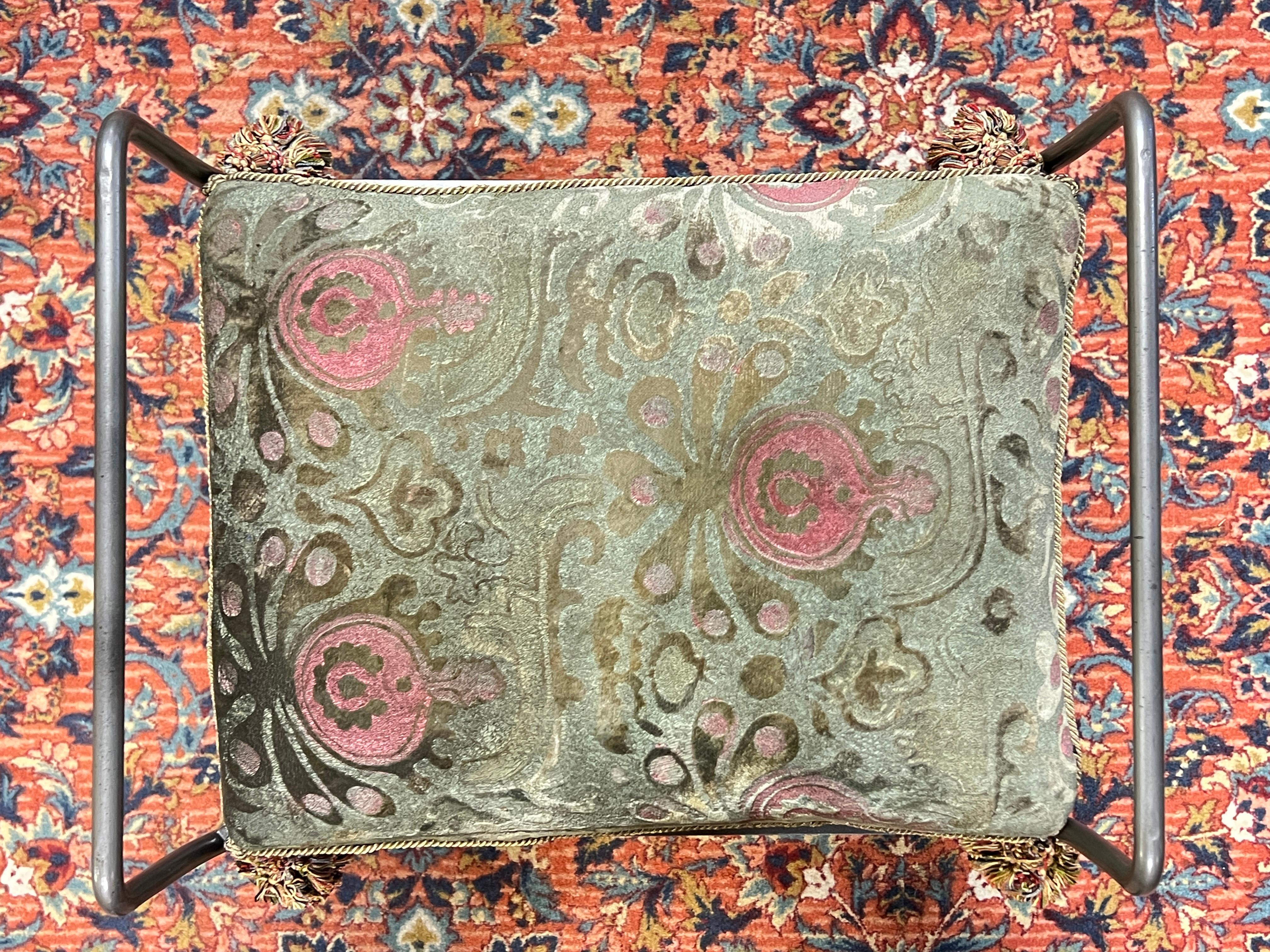 Satz Vier (4) lackierter Stahl  Italienische Hocker / Bänke im Savonarola-Stil im Angebot 5