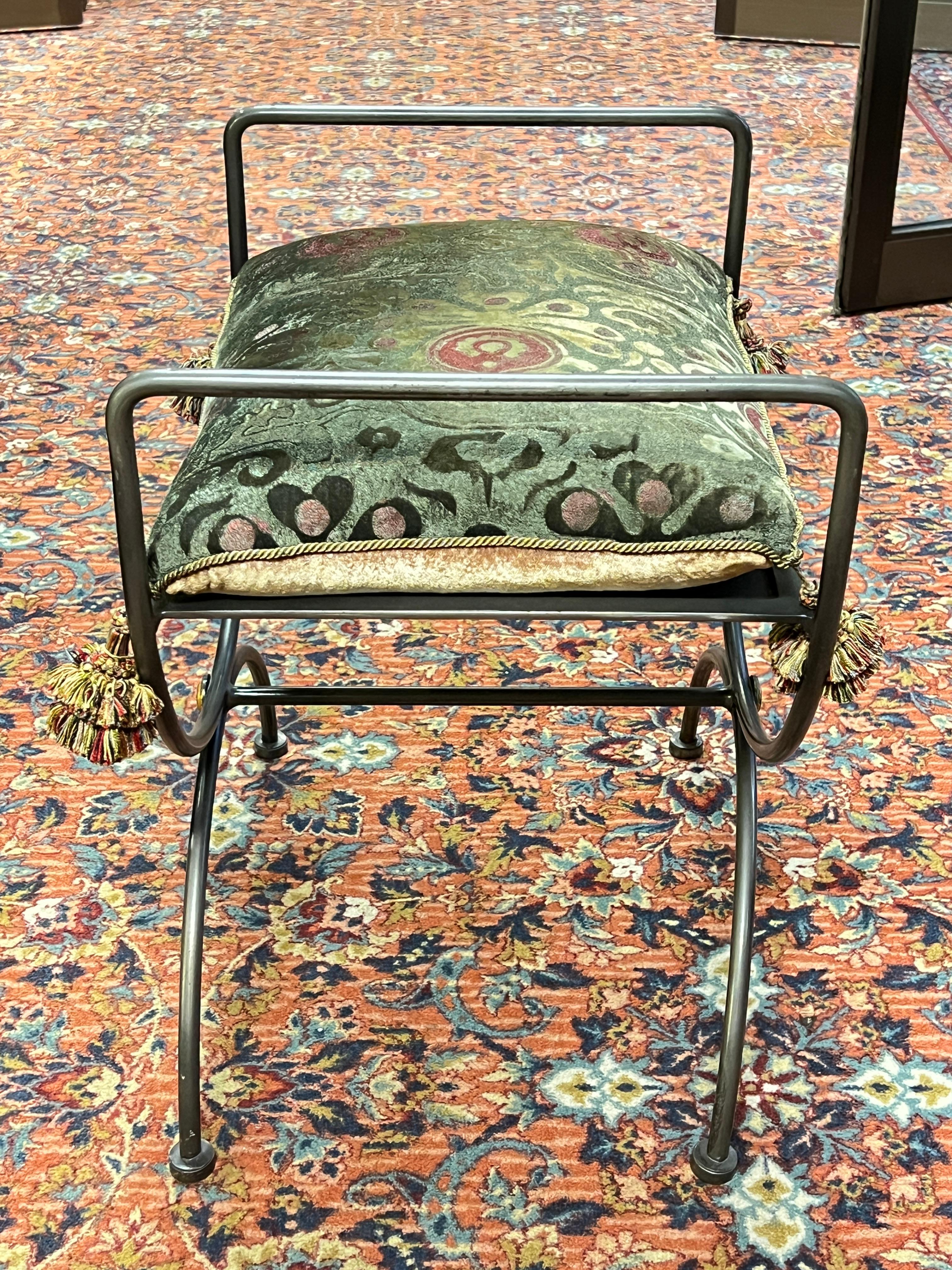 Satz Vier (4) lackierter Stahl  Italienische Hocker / Bänke im Savonarola-Stil im Angebot 8