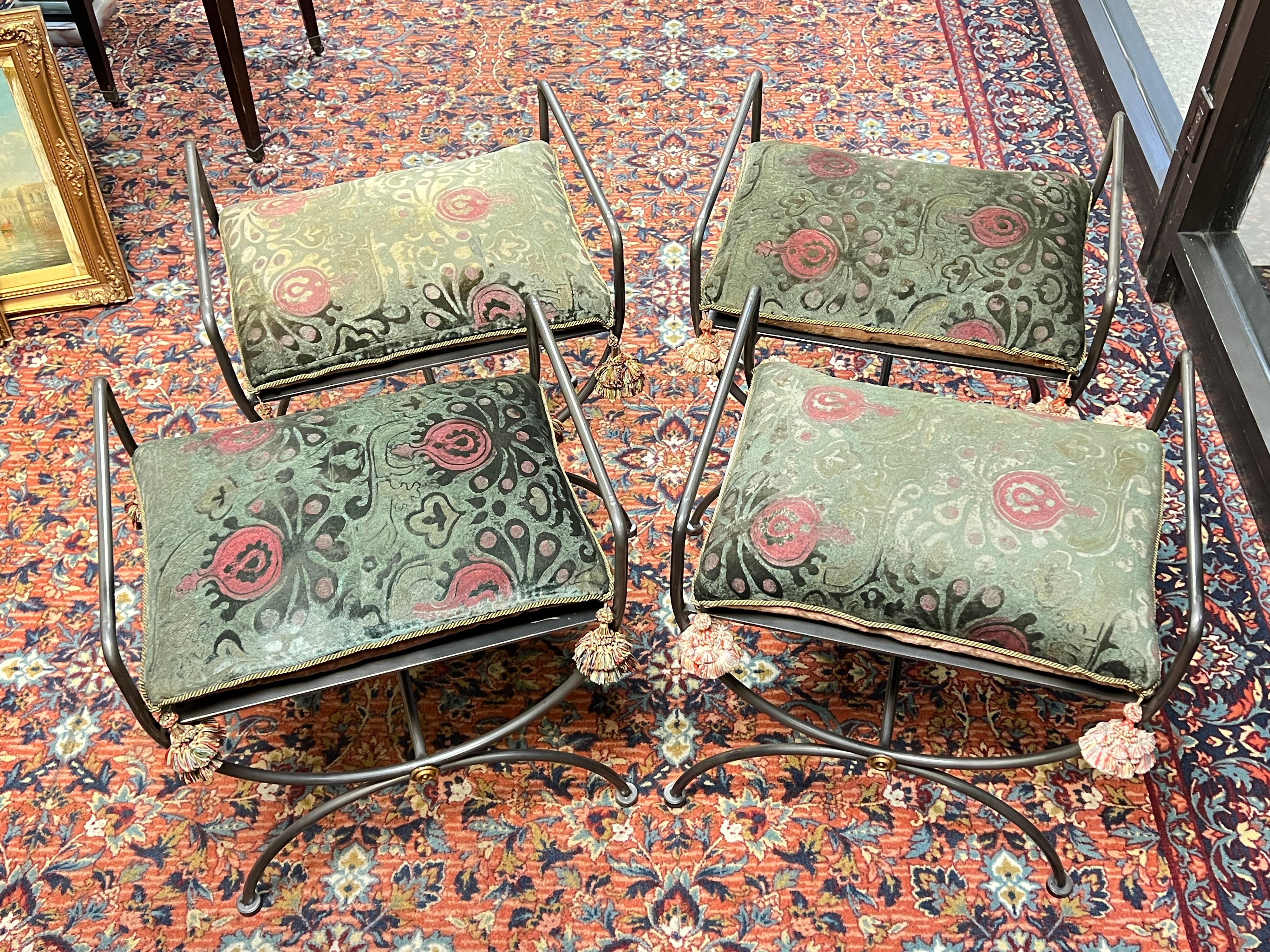 Satz Vier (4) lackierter Stahl  Italienische Hocker / Bänke im Savonarola-Stil (Europäisch) im Angebot