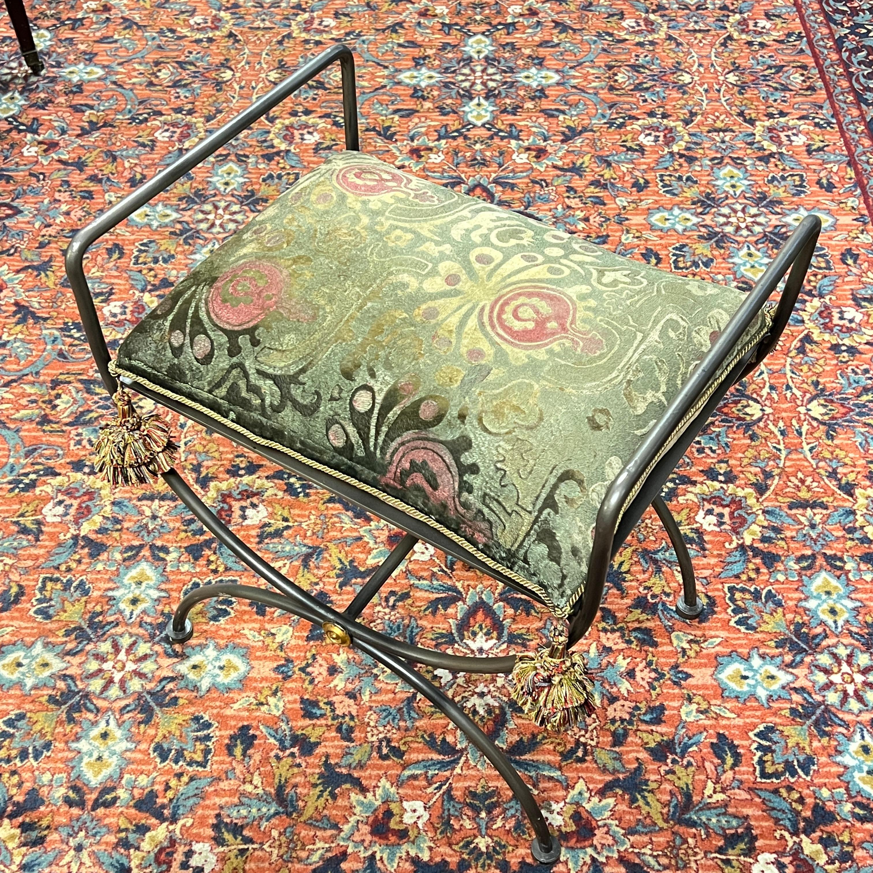 Satz Vier (4) lackierter Stahl  Italienische Hocker / Bänke im Savonarola-Stil (Patiniert) im Angebot