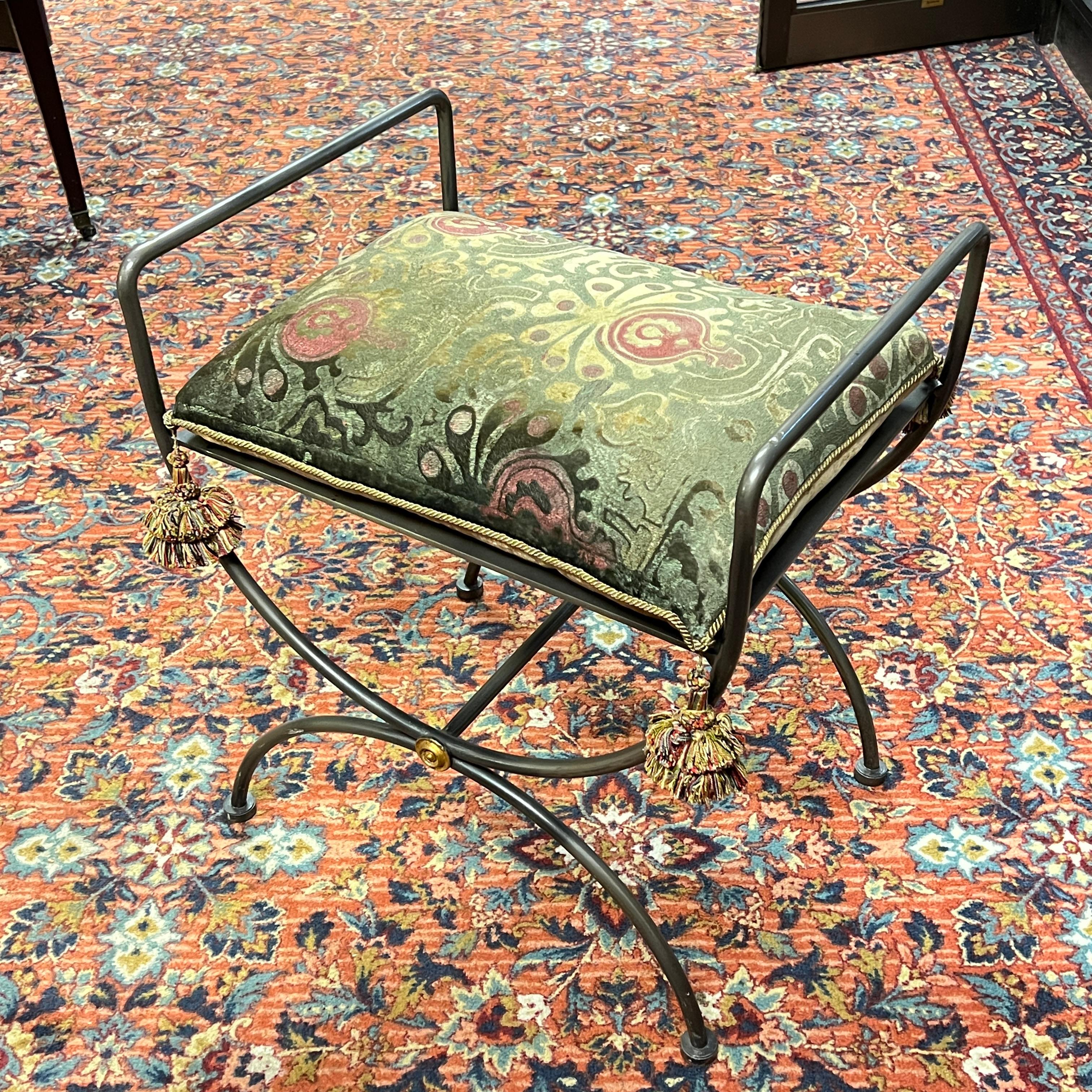 Satz Vier (4) lackierter Stahl  Italienische Hocker / Bänke im Savonarola-Stil im Zustand „Gut“ im Angebot in New York, NY
