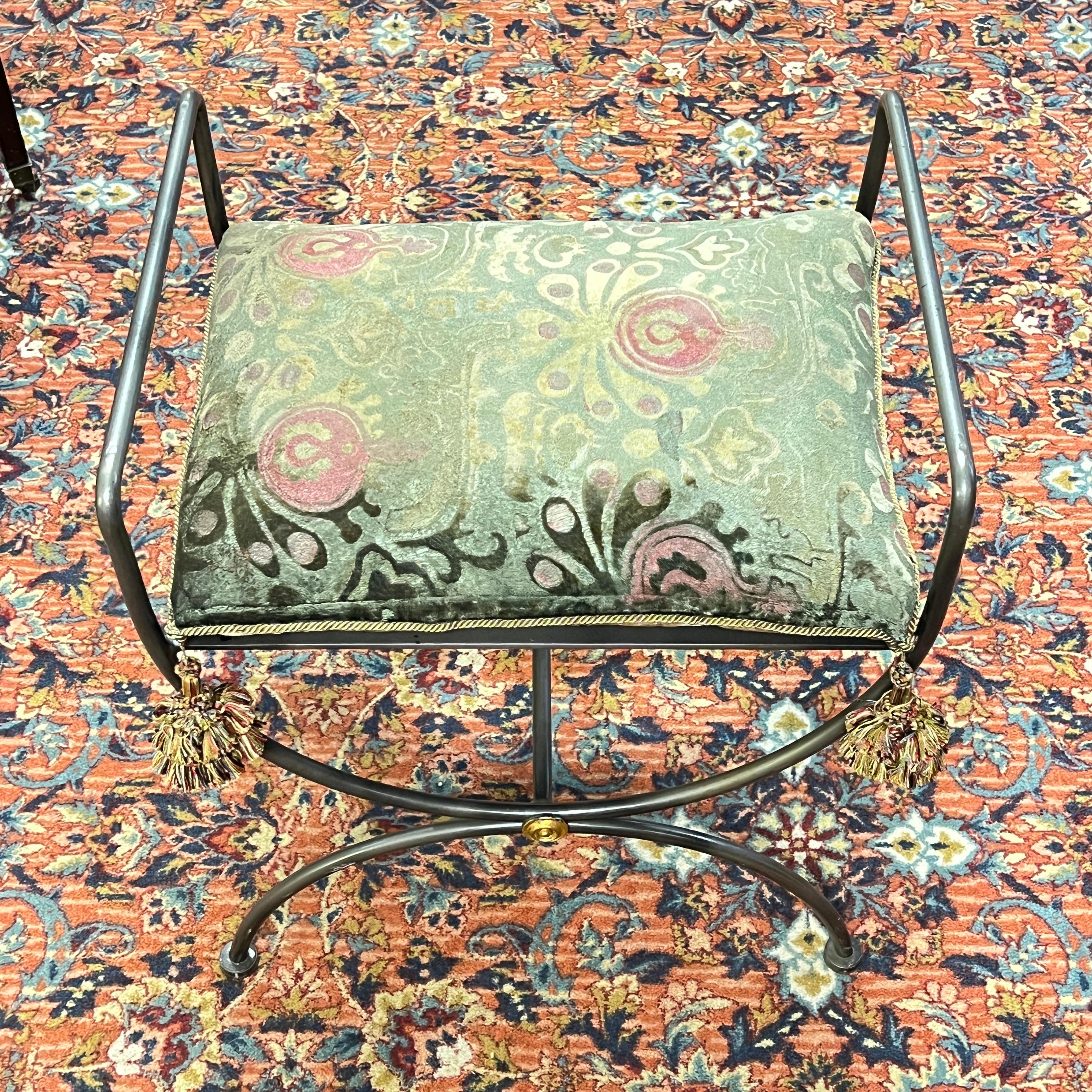 Satz Vier (4) lackierter Stahl  Italienische Hocker / Bänke im Savonarola-Stil (Metall) im Angebot