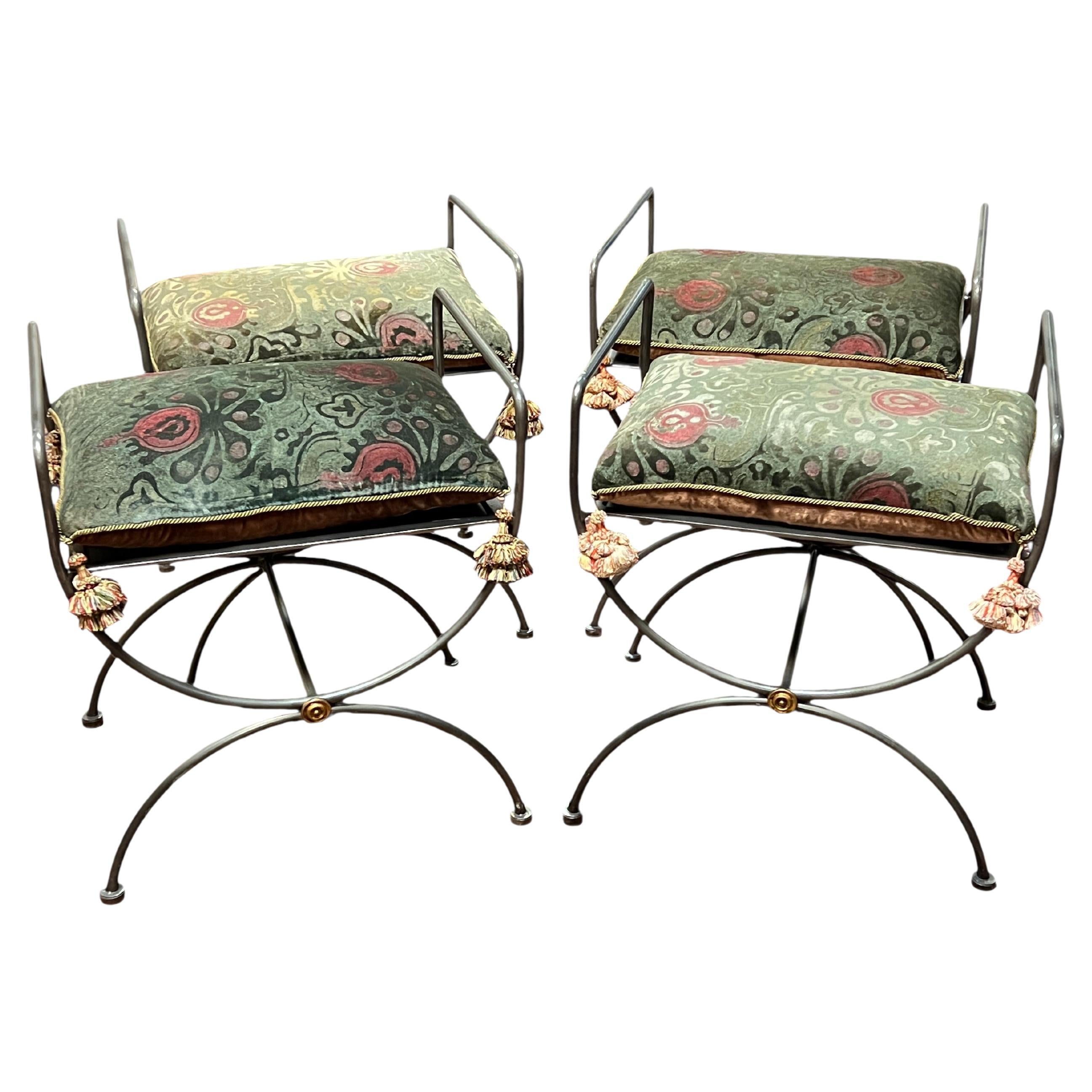 Satz Vier (4) lackierter Stahl  Italienische Hocker / Bänke im Savonarola-Stil im Angebot