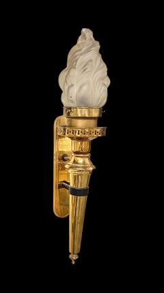 Set di quattro (4) lampade a torcia in ottone lucido con paralumi in vetro smerigliato