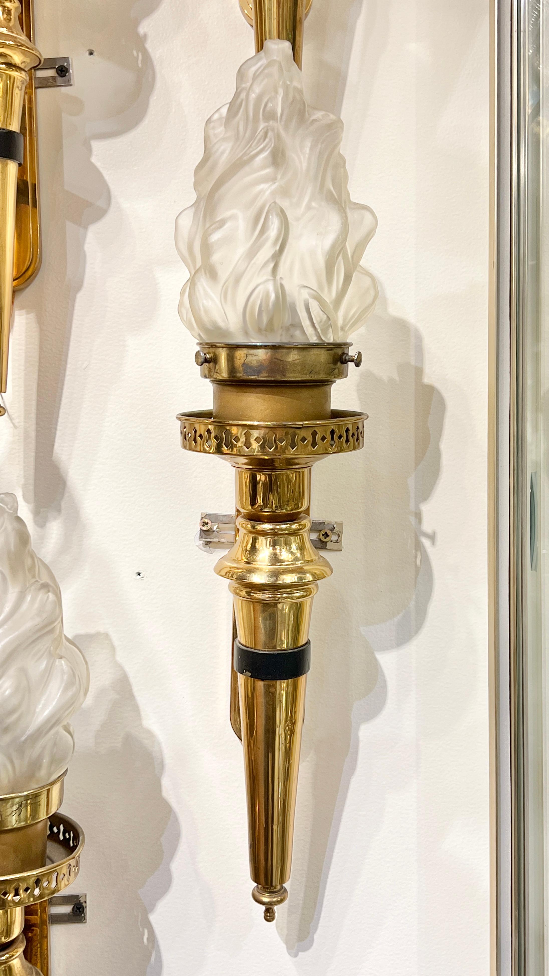 Set di quattro (4) lampade a torcia in ottone lucido con paralumi in vetro smerigliato In condizioni buone in vendita a New York, NY