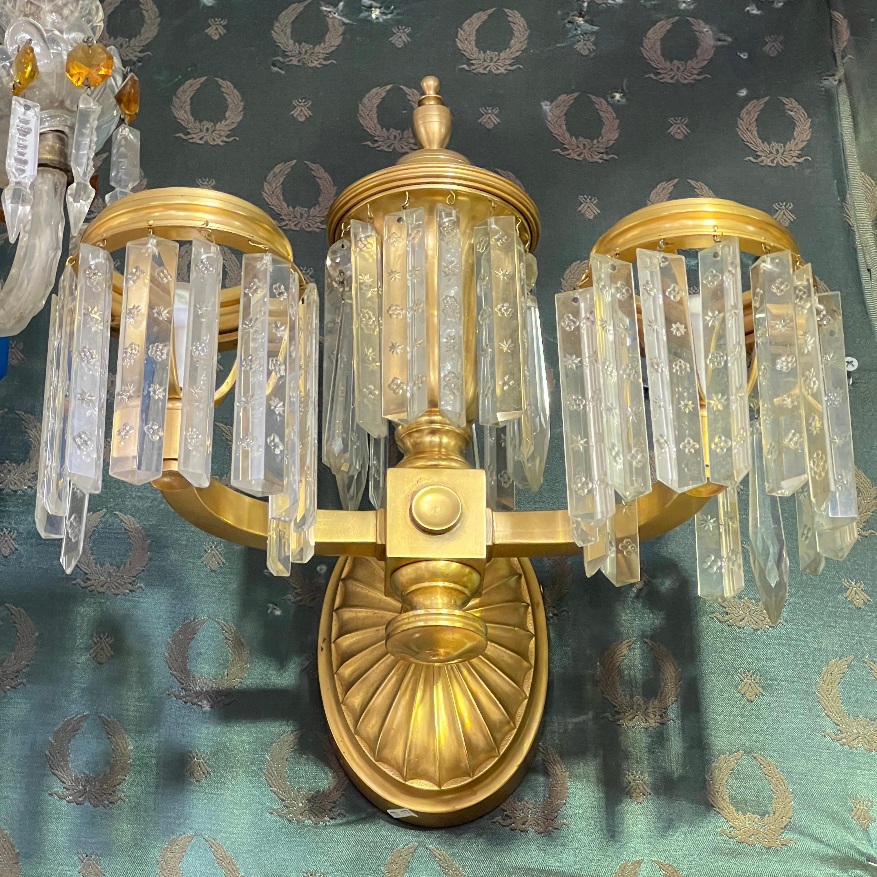 Regency Ensemble de quatre appliques à 2 lumières de style Régence anglaise ancienne en bronze doré et cristal en vente