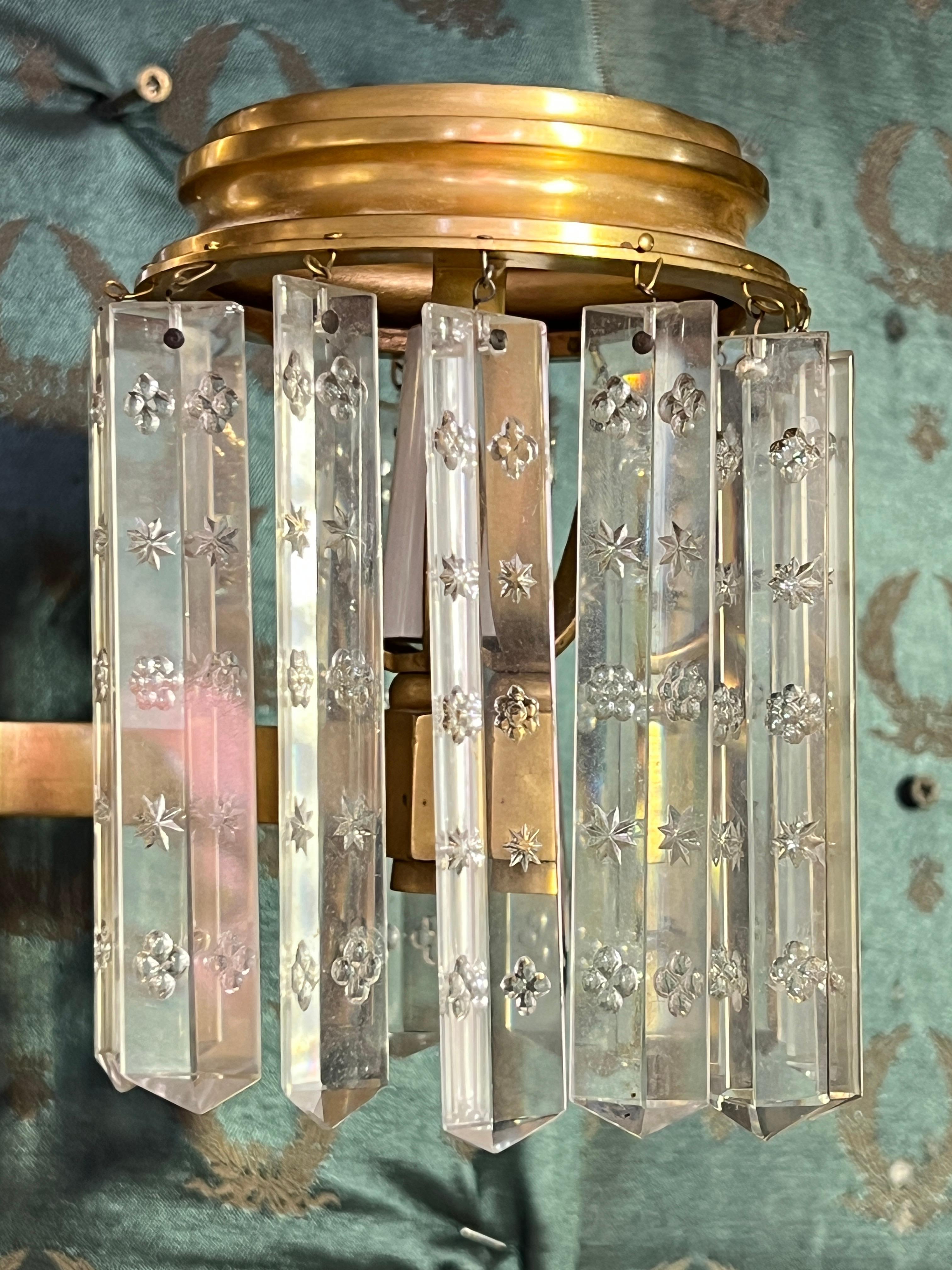 Français Ensemble de quatre appliques à 2 lumières de style Régence anglaise ancienne en bronze doré et cristal en vente