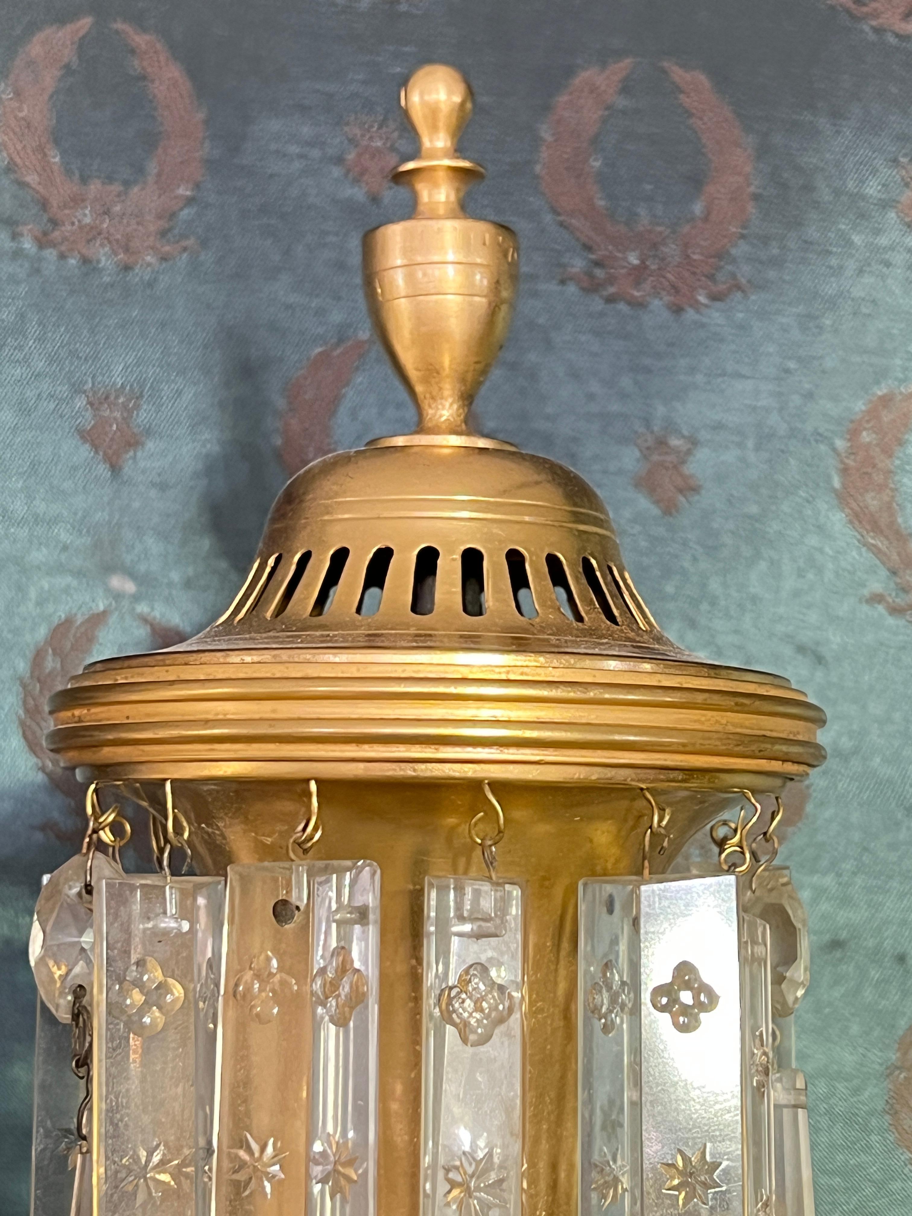 Doré Ensemble de quatre appliques à 2 lumières de style Régence anglaise ancienne en bronze doré et cristal en vente