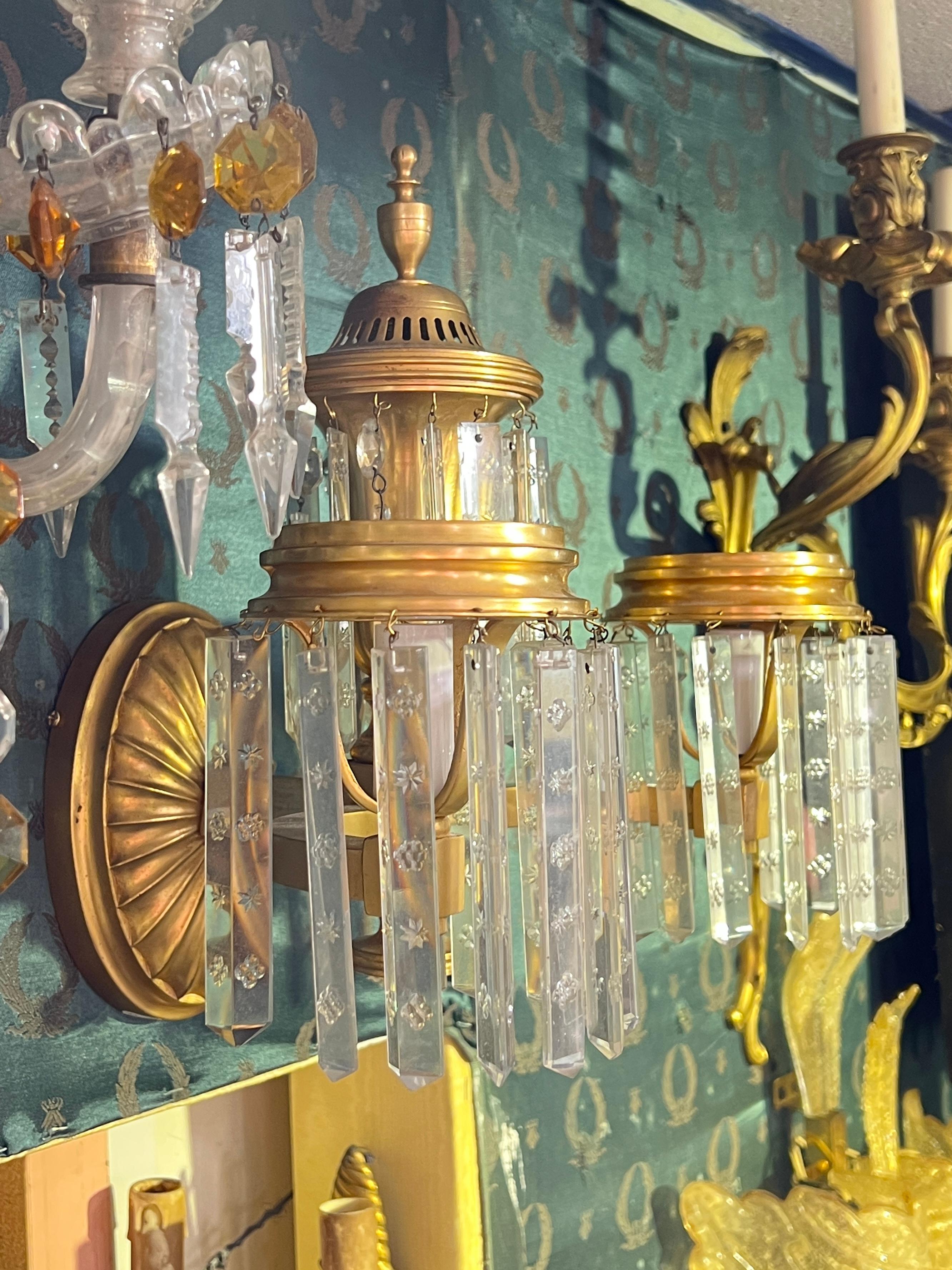 Ensemble de quatre appliques à 2 lumières de style Régence anglaise ancienne en bronze doré et cristal Bon état - En vente à New York, NY