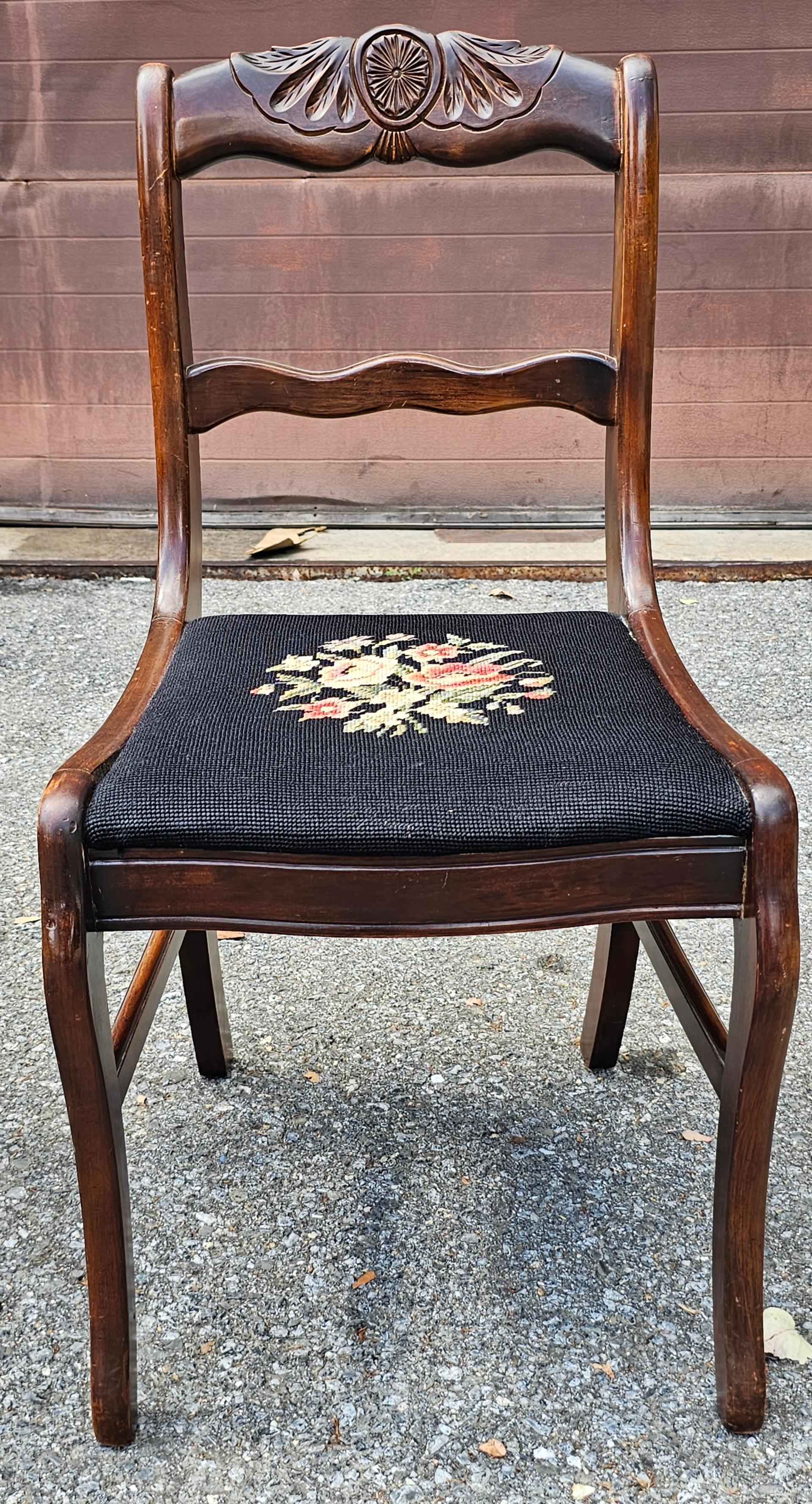 Ensemble de quatre chaises de salle à manger victoriennes Bassett en acajou et aiguillettes florales en vente 2