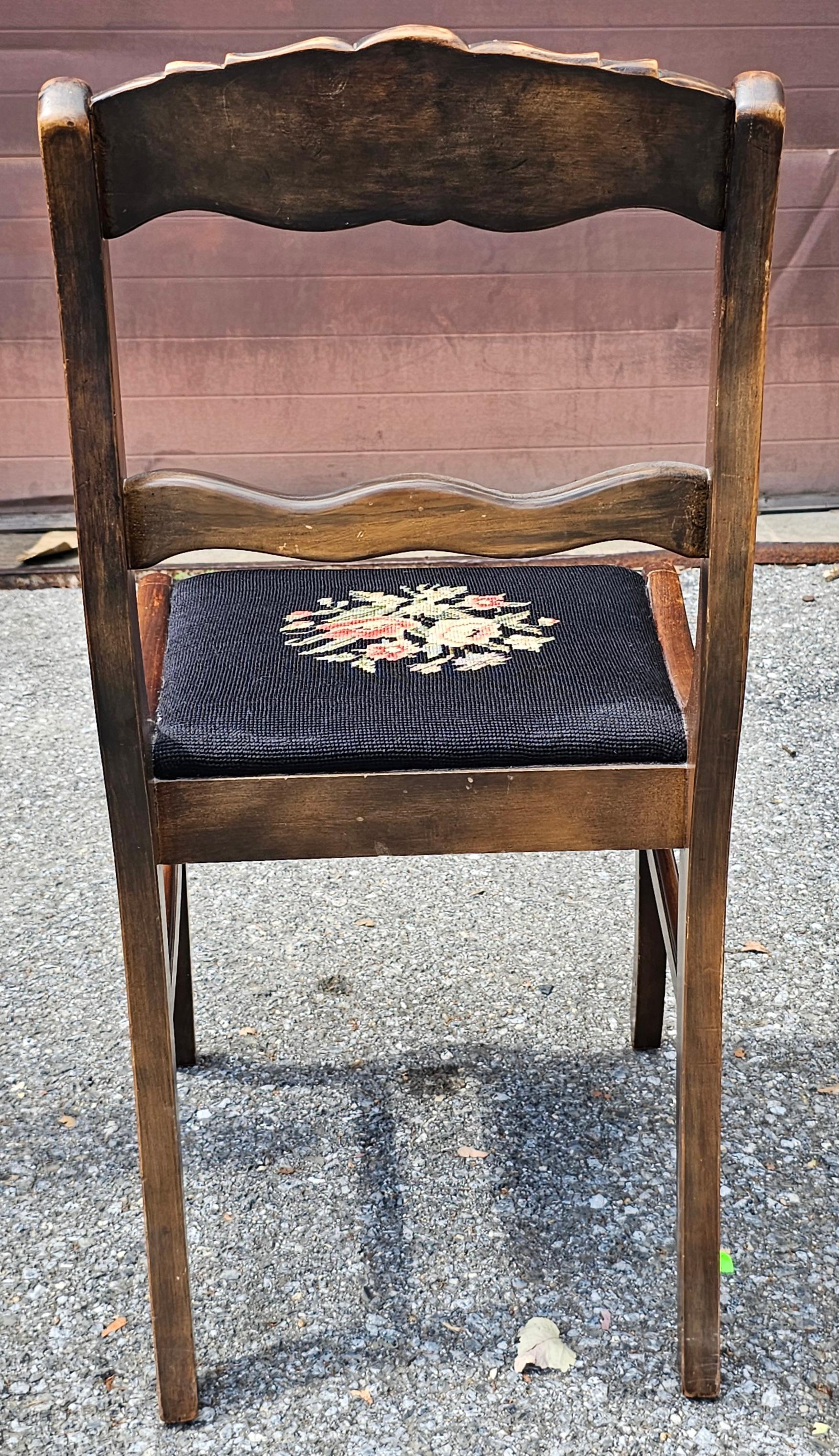 Ensemble de quatre chaises de salle à manger victoriennes Bassett en acajou et aiguillettes florales en vente 3