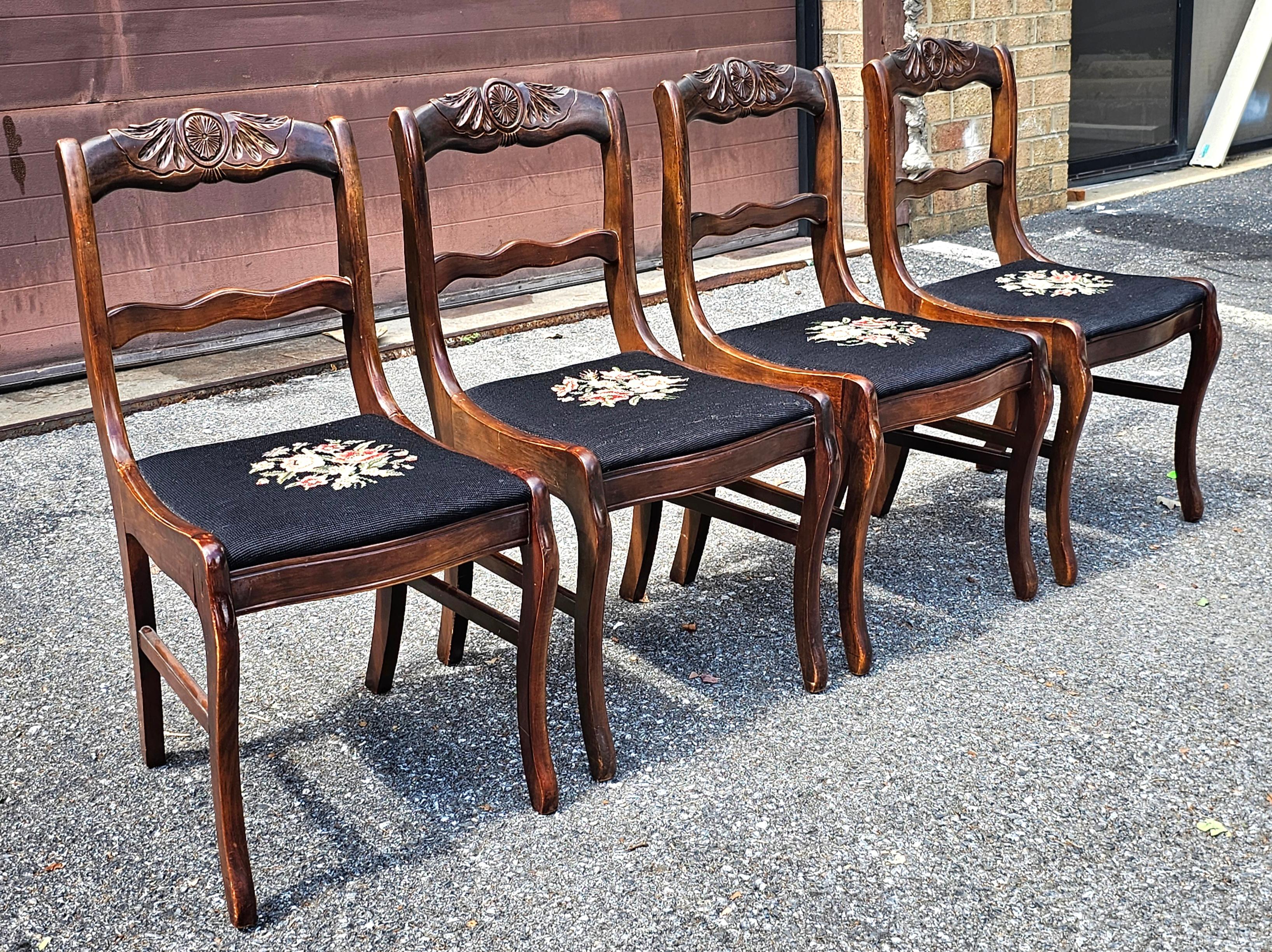 Ensemble de quatre chaises de salle à manger victoriennes Bassett en acajou et aiguillettes florales en vente 4