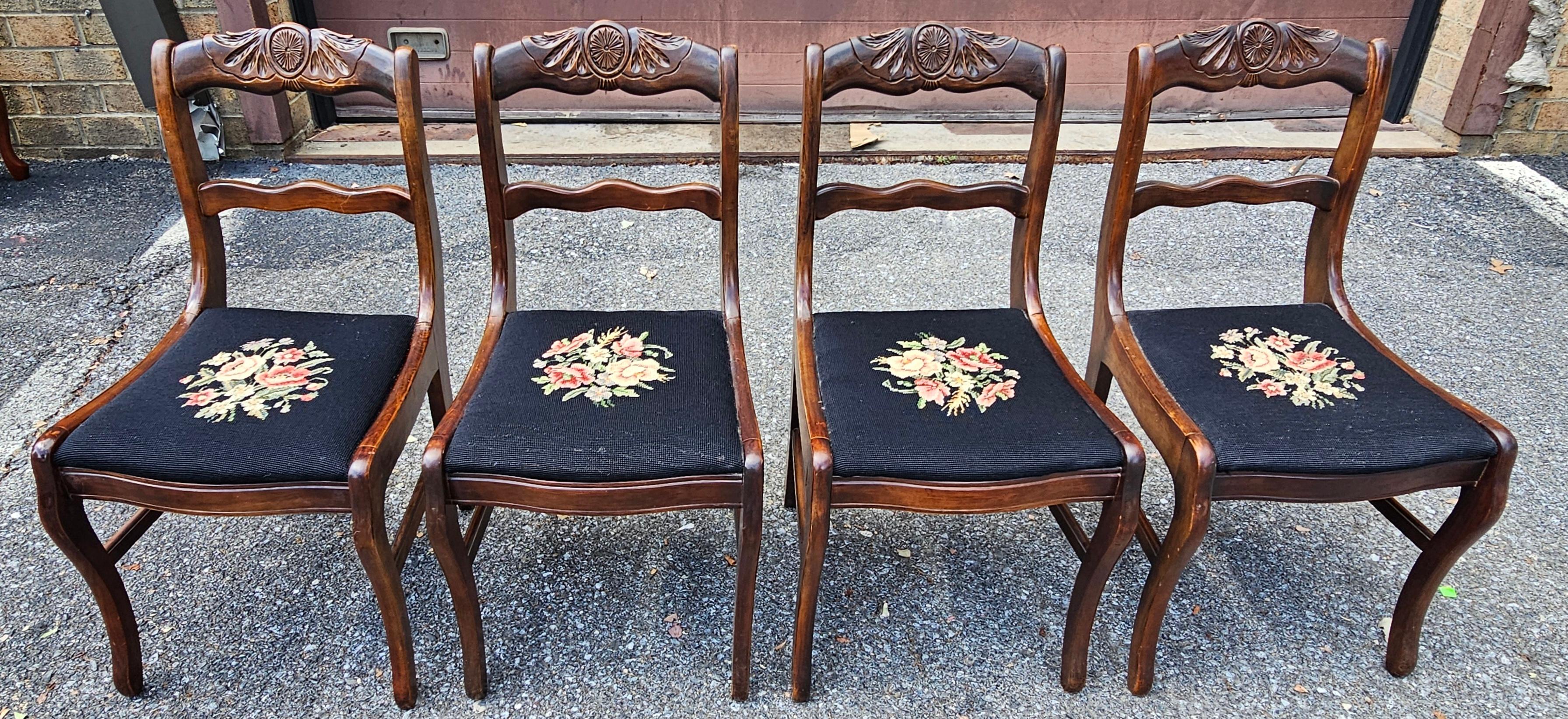 Ensemble de 4 chaises de salle à manger victoriennes Bassett en acajou teinté et tapissées de motifs floraux à l'aiguille. Structurellement saine et propre. 