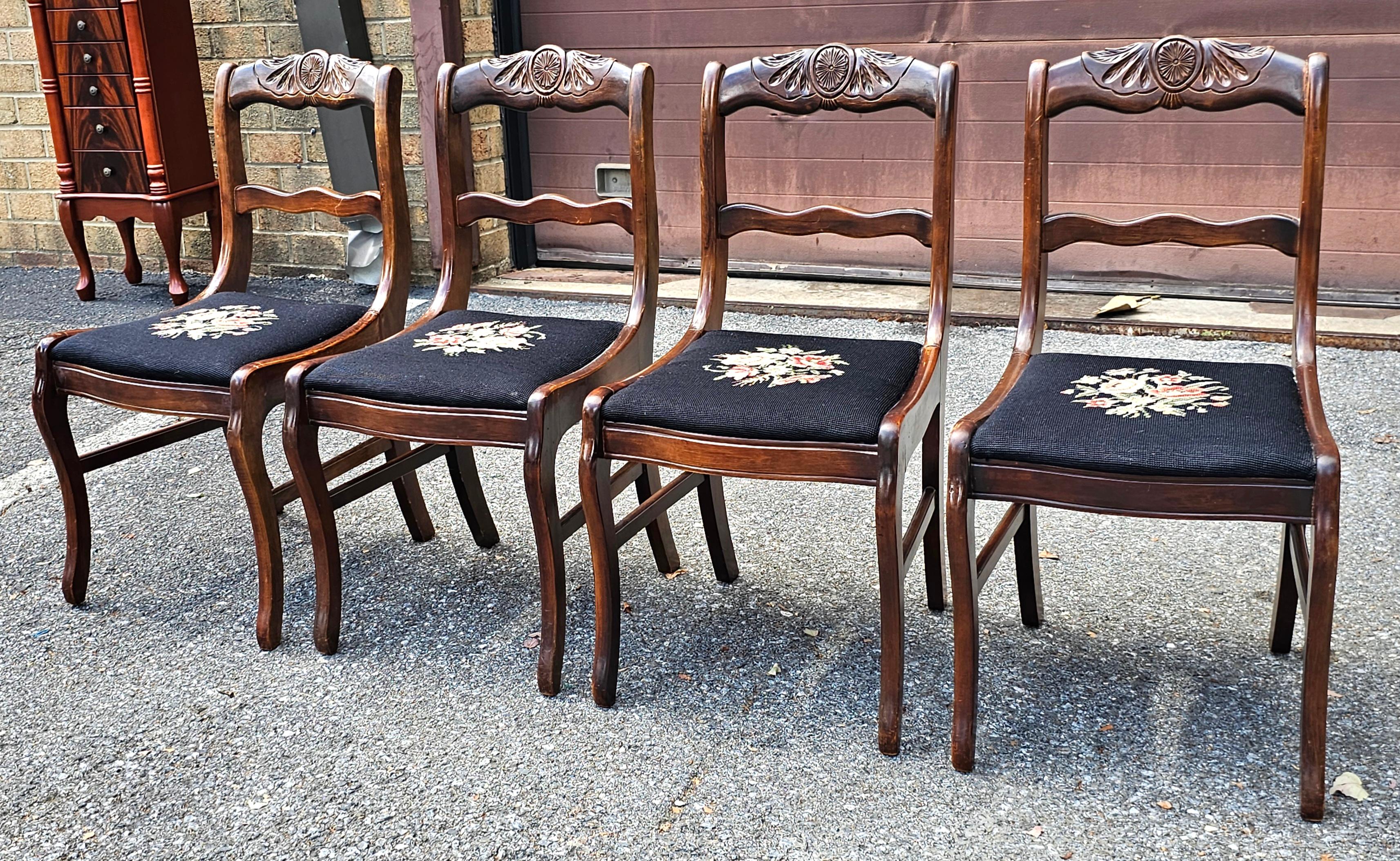 Américain Ensemble de quatre chaises de salle à manger victoriennes Bassett en acajou et aiguillettes florales en vente