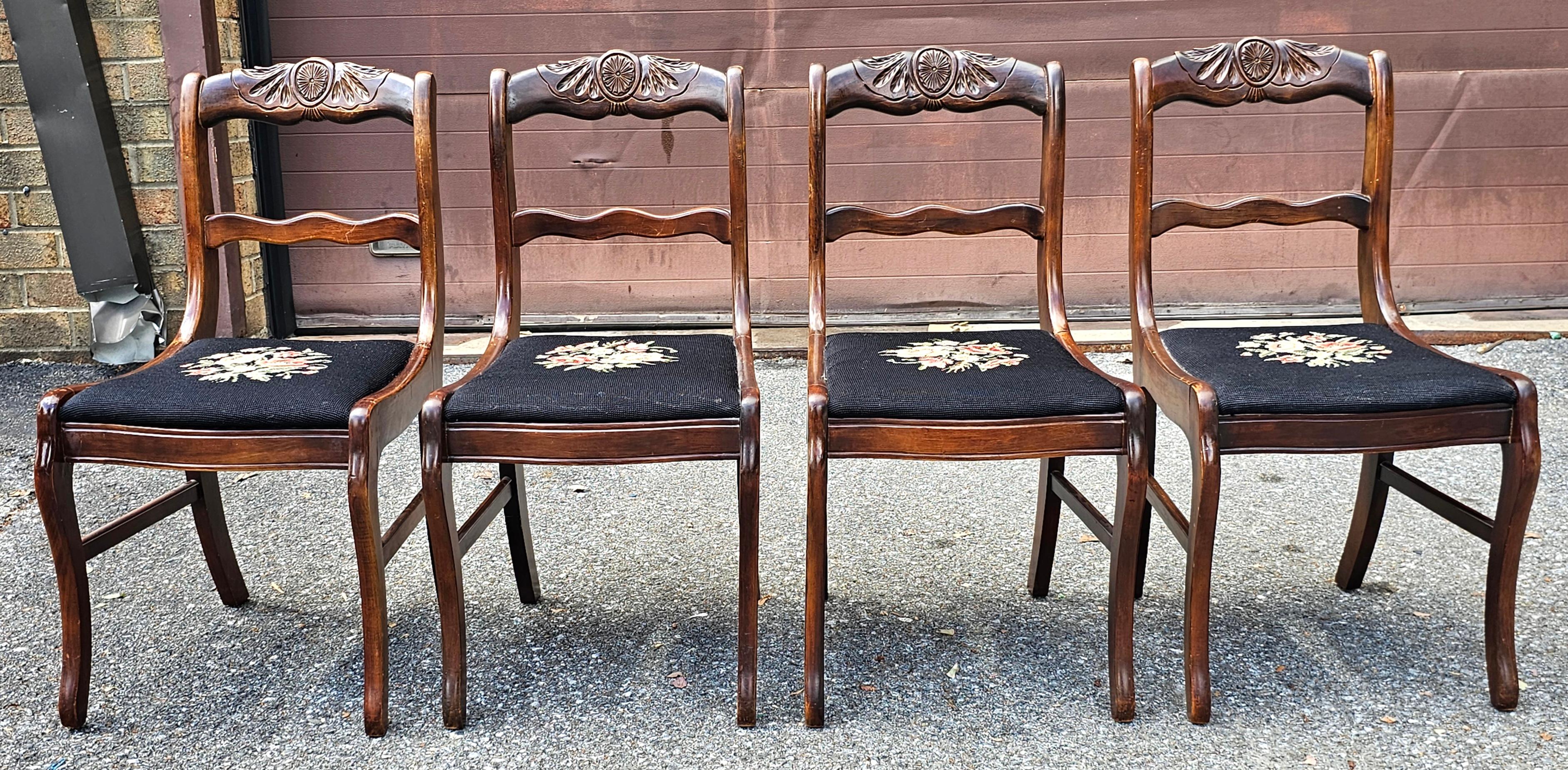 Tacheté Ensemble de quatre chaises de salle à manger victoriennes Bassett en acajou et aiguillettes florales en vente