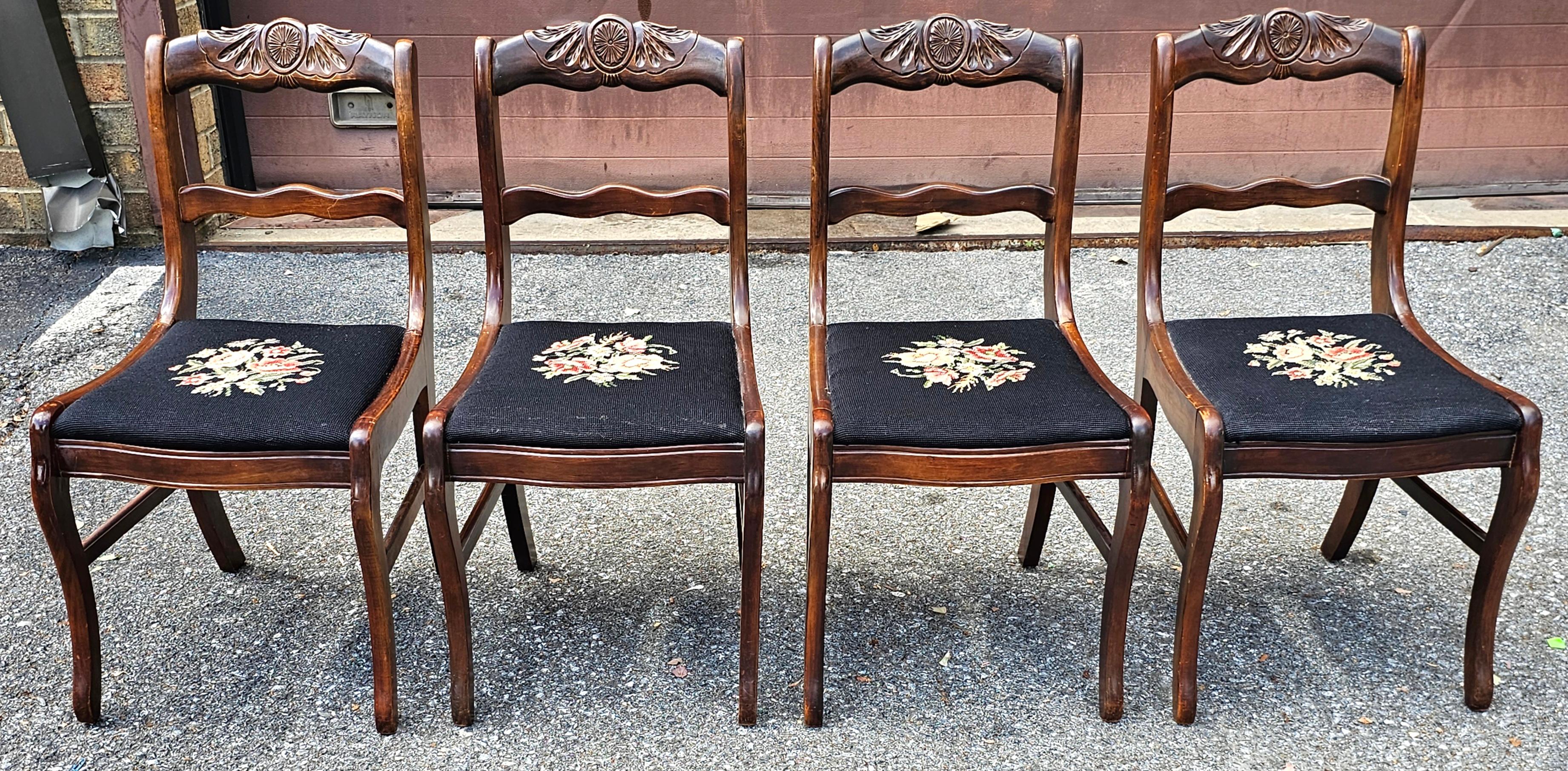 Ensemble de quatre chaises de salle à manger victoriennes Bassett en acajou et aiguillettes florales Bon état - En vente à Germantown, MD