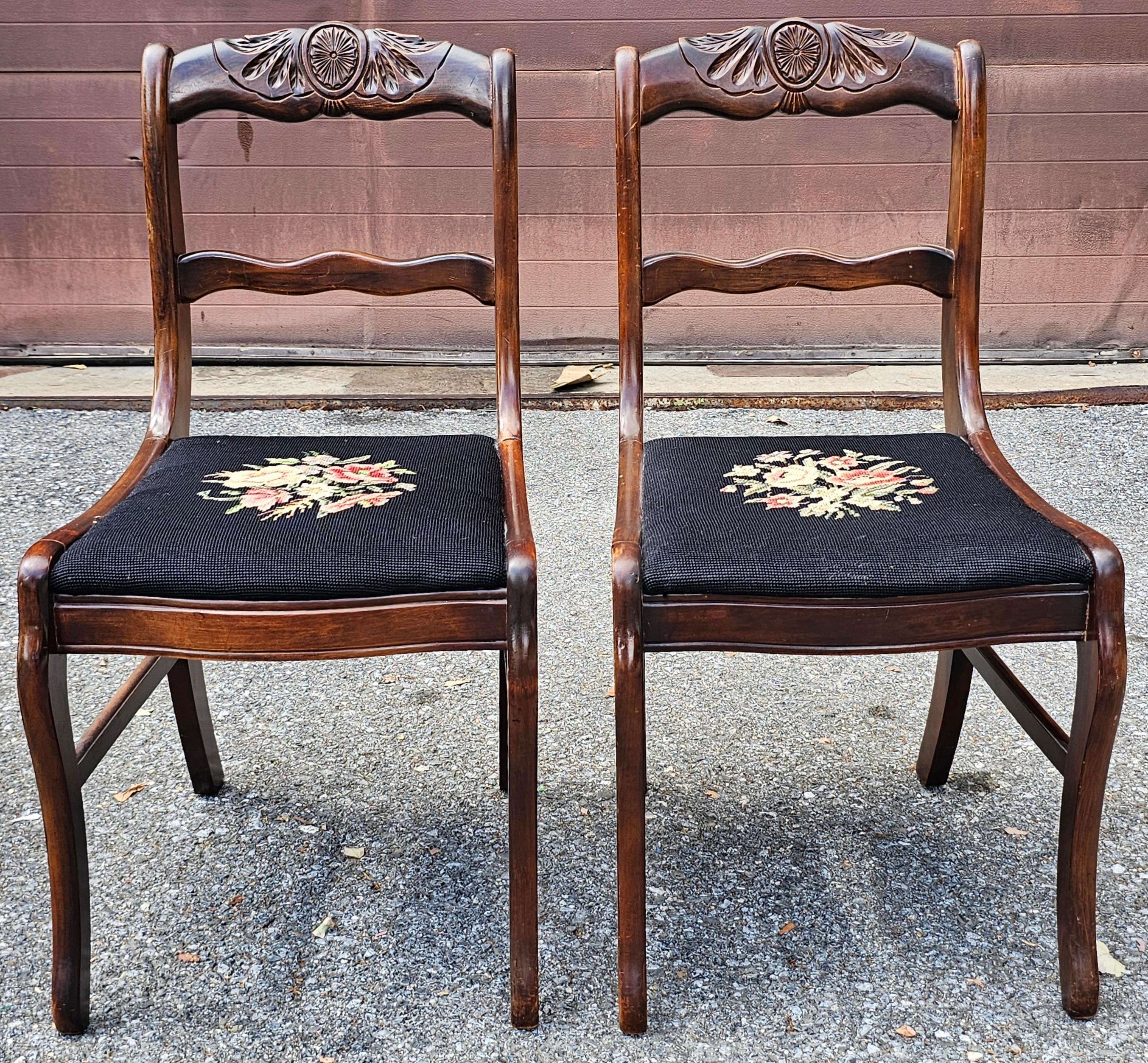 20ième siècle Ensemble de quatre chaises de salle à manger victoriennes Bassett en acajou et aiguillettes florales en vente