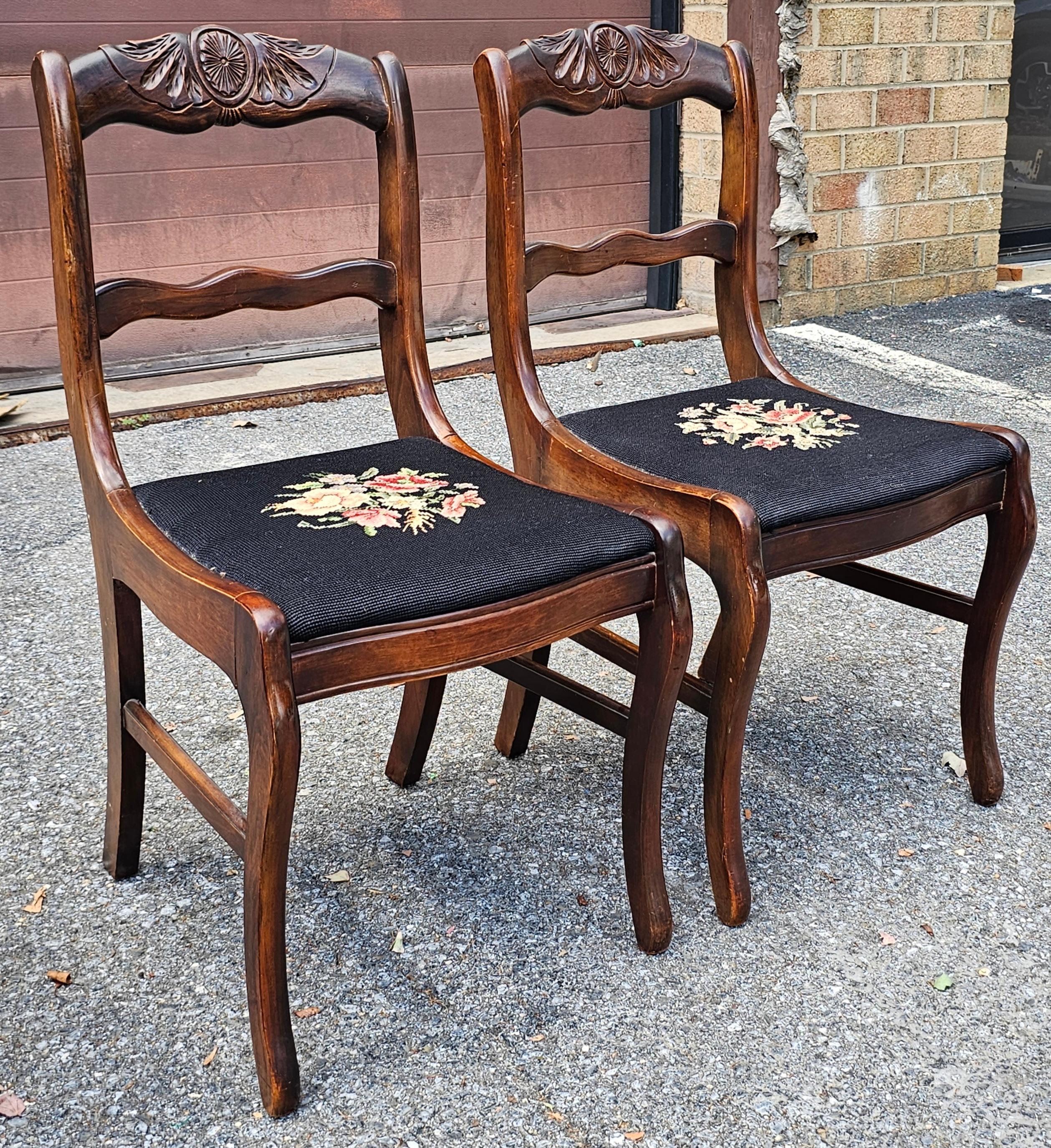 Tissu d'ameublement Ensemble de quatre chaises de salle à manger victoriennes Bassett en acajou et aiguillettes florales en vente