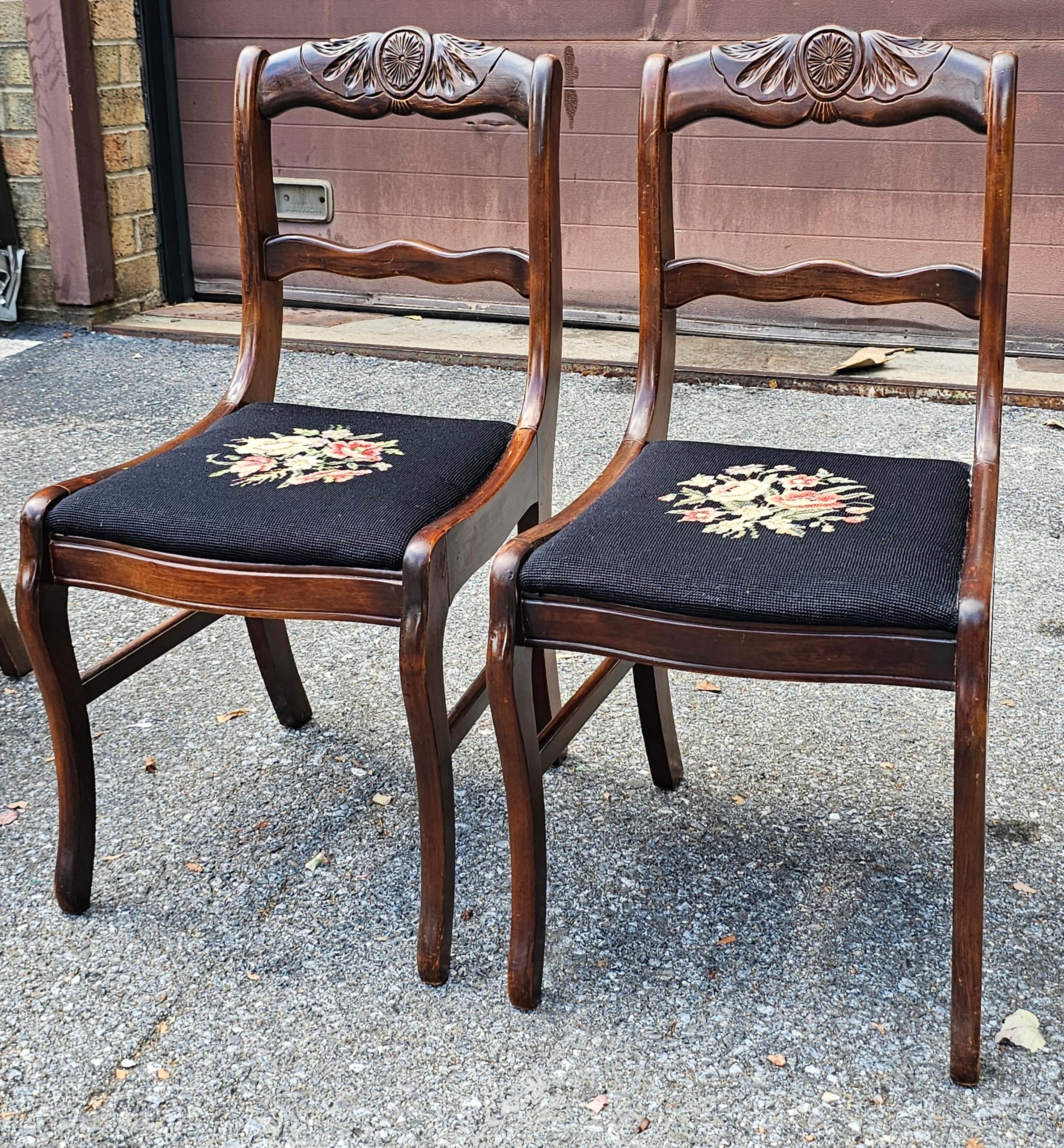 Ensemble de quatre chaises de salle à manger victoriennes Bassett en acajou et aiguillettes florales en vente 1