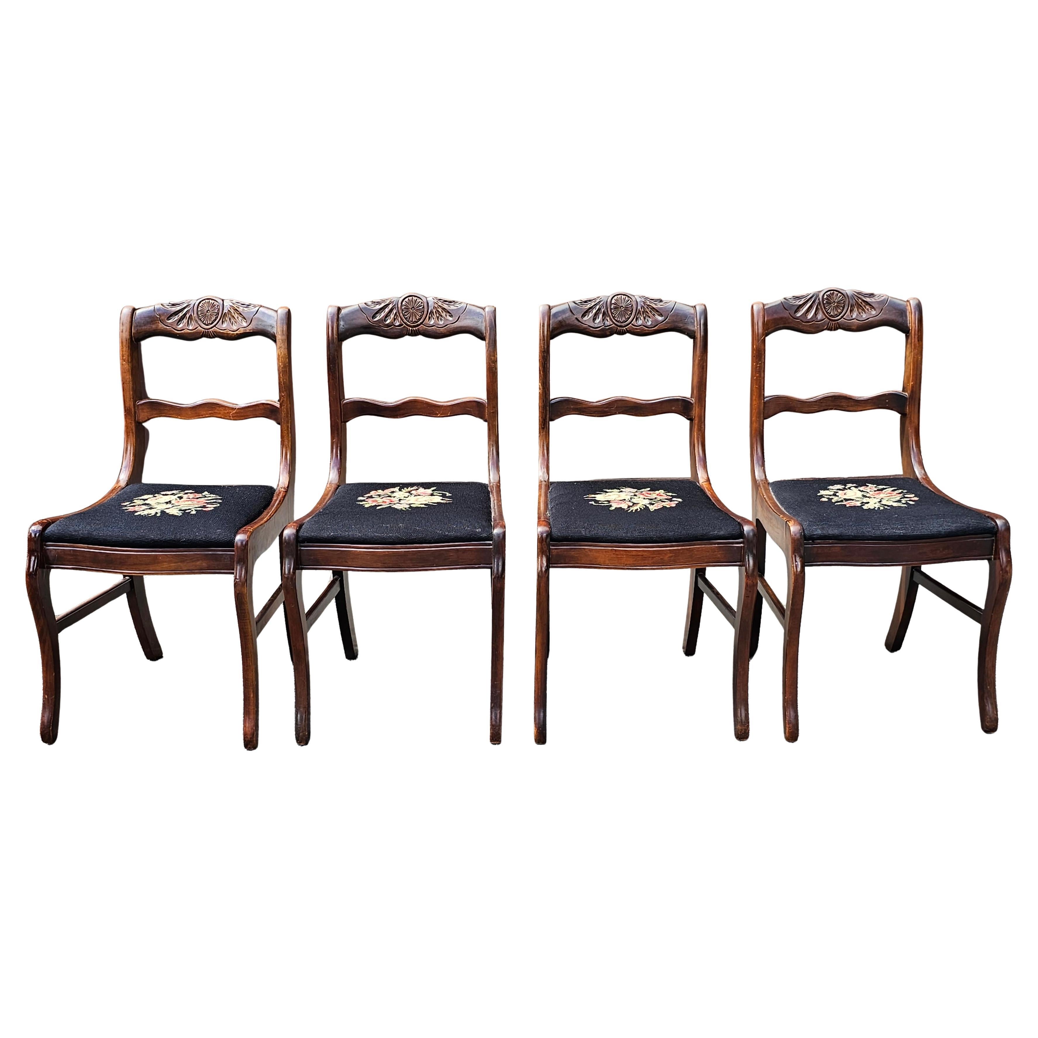 Ensemble de quatre chaises de salle à manger victoriennes Bassett en acajou et aiguillettes florales