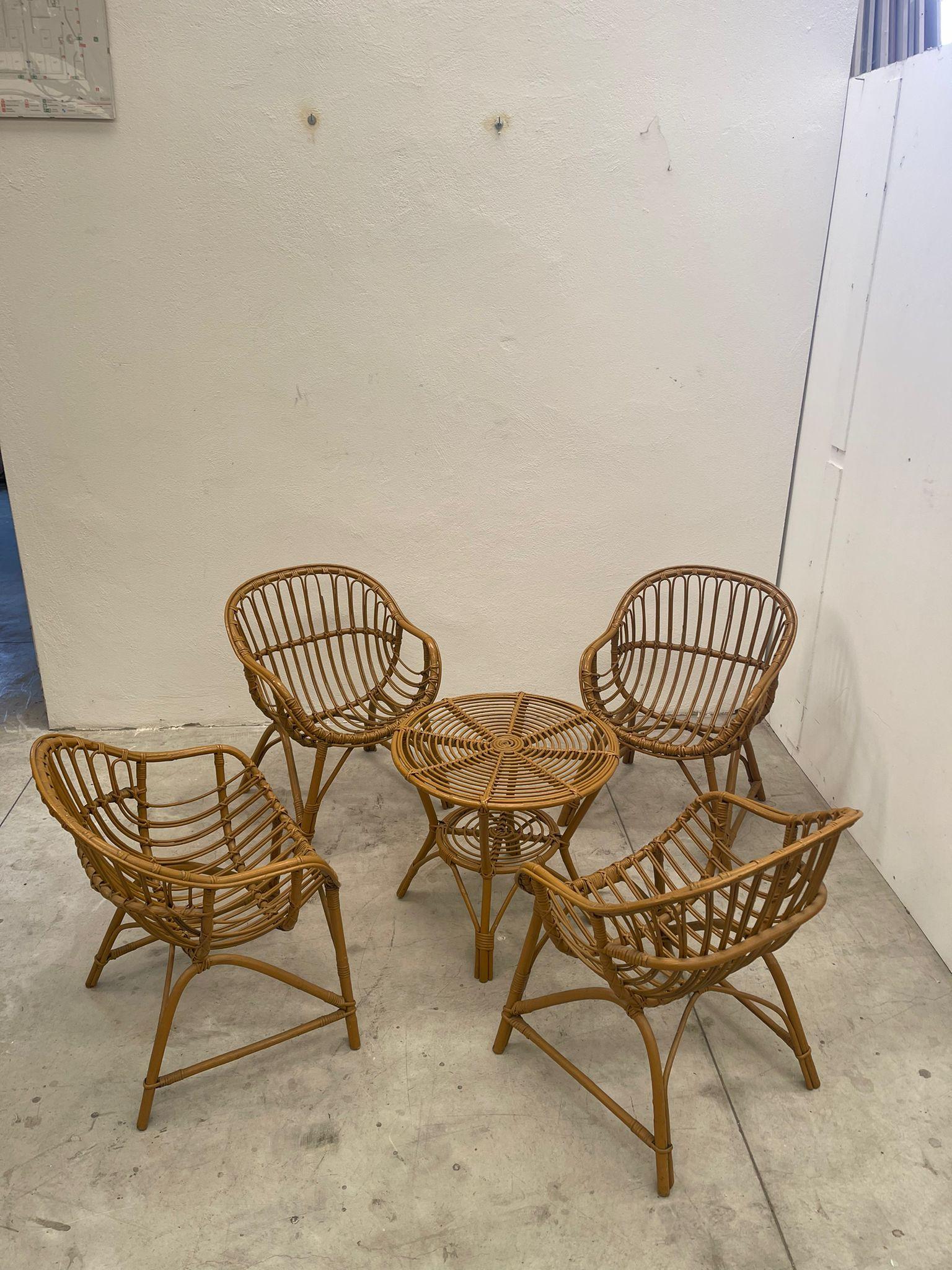 Set aus vier Stühlen und Tisch Bonacino-Design  (European) im Angebot
