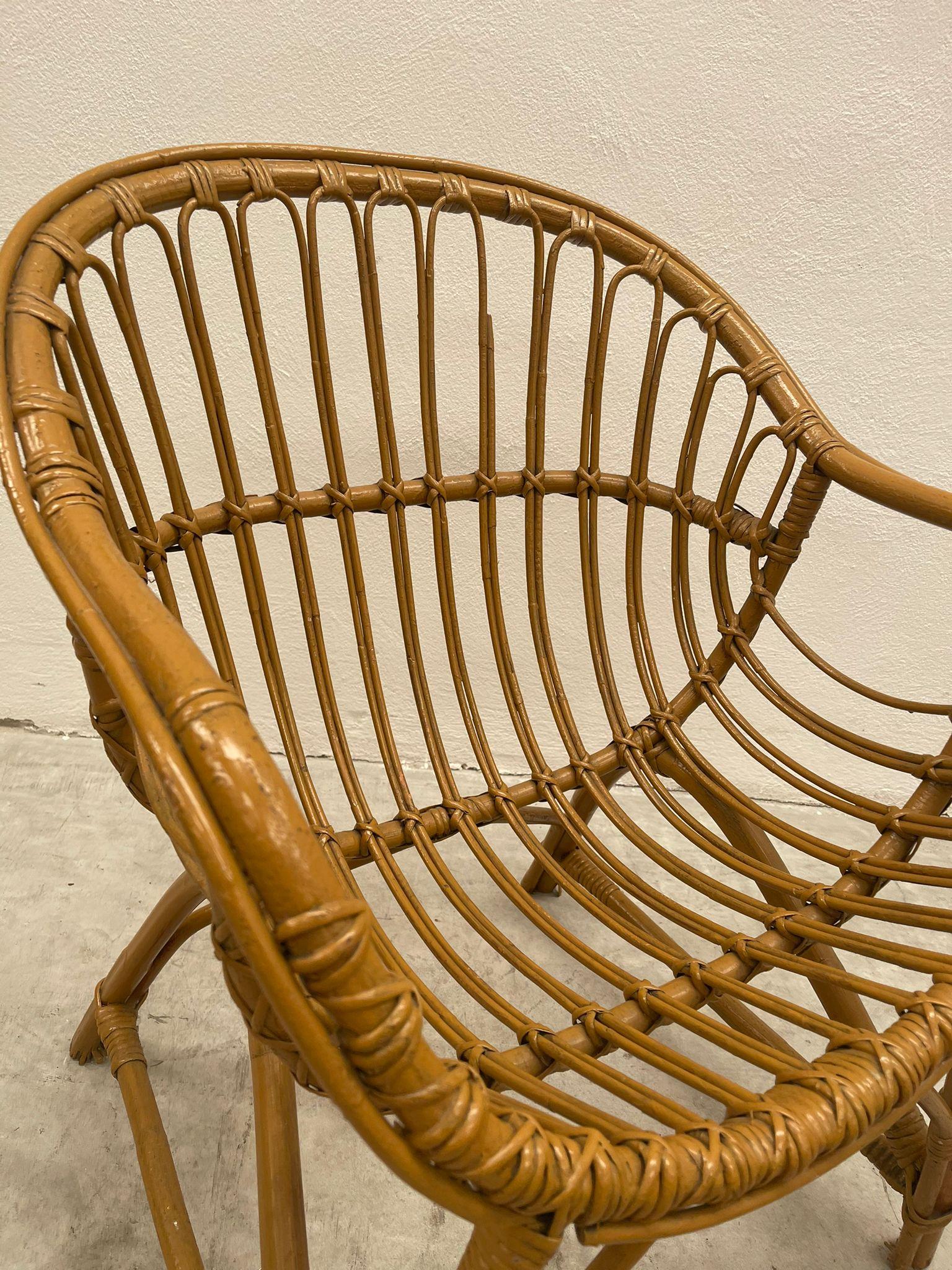 Set aus vier Stühlen und Tisch Bonacino-Design  (Late 20th Century) im Angebot