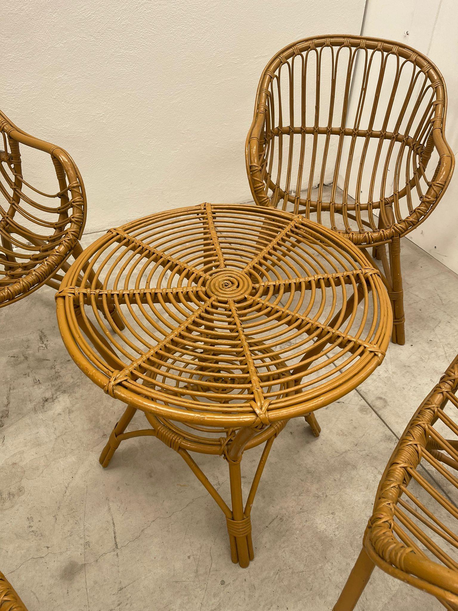 Set aus vier Stühlen und Tisch Bonacino-Design  im Angebot 2