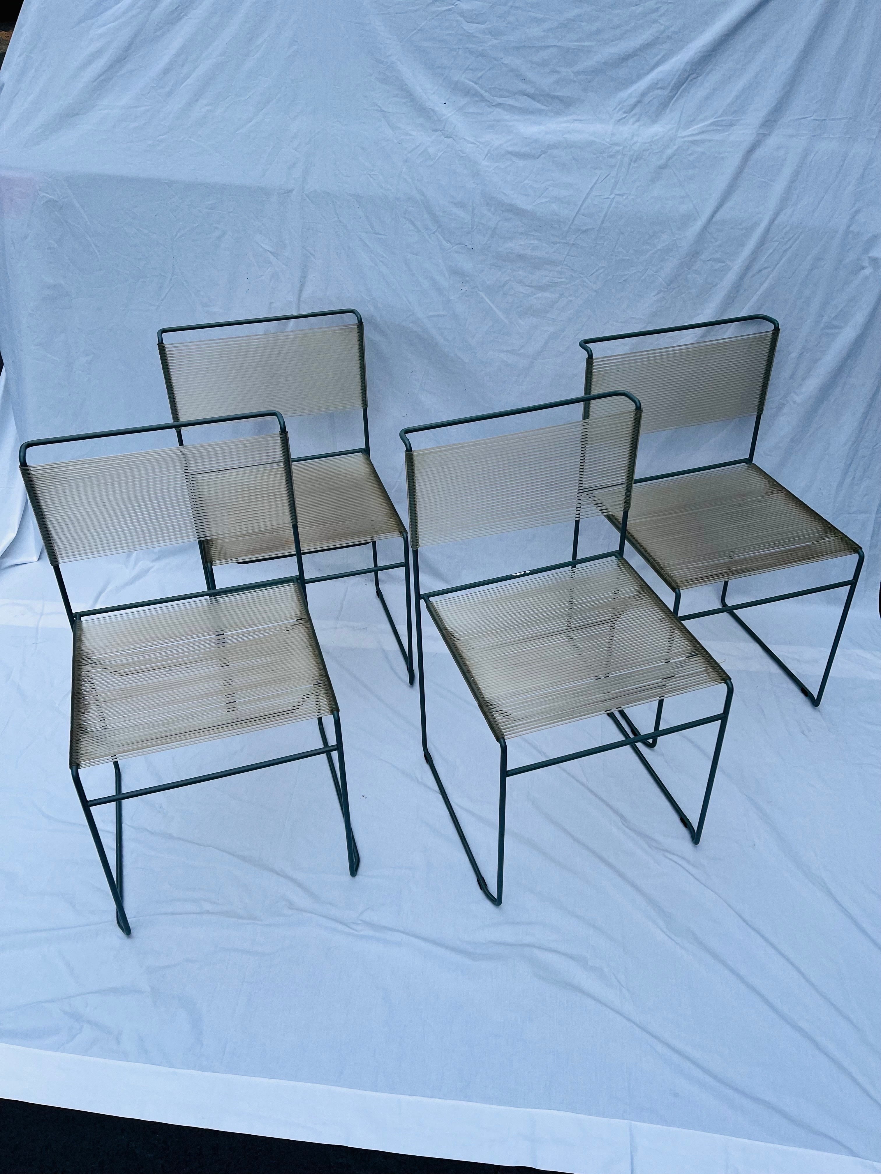 Set aus vier italienischen Design-Stühlen mit Spaghettiträgern aus der Fly Line von Giandomenico Belotti (Postmoderne) im Angebot