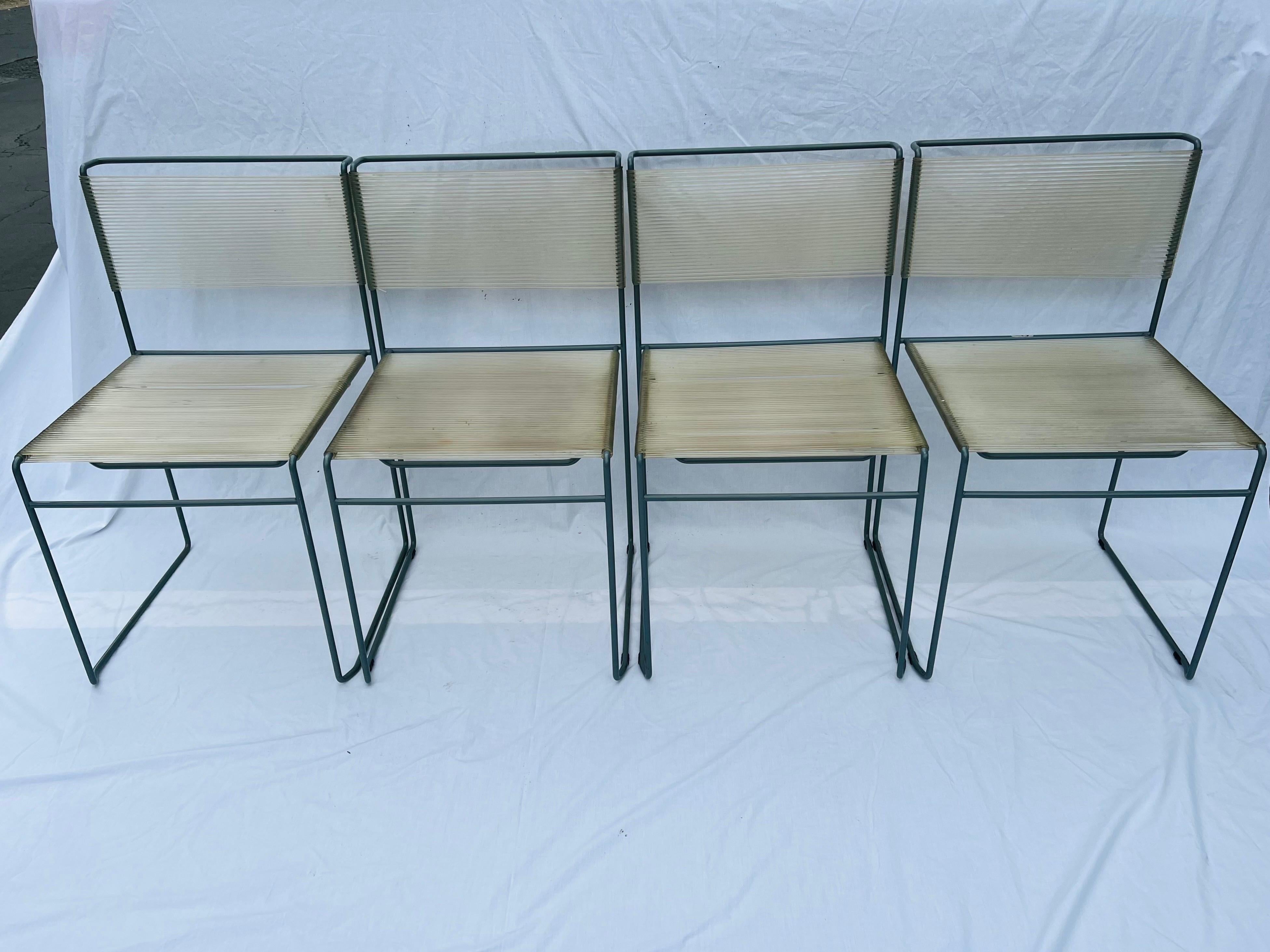 Set aus vier italienischen Design-Stühlen mit Spaghettiträgern aus der Fly Line von Giandomenico Belotti (20. Jahrhundert) im Angebot
