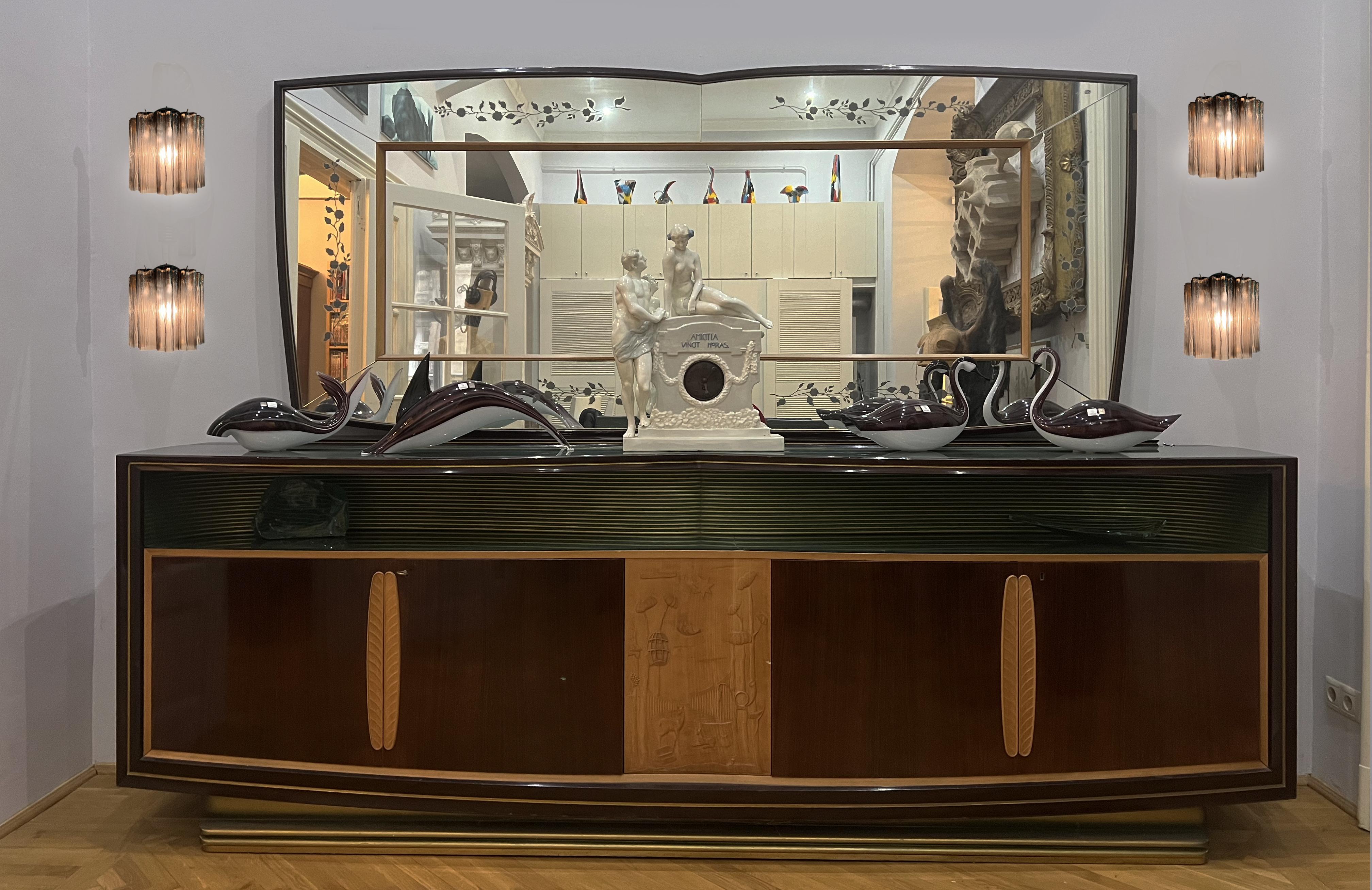 Vintage Italian Glass Quattro applique in vetro di Murano e struttura in metallo nichelato. L'armatura in nichel lucido sostiene 5 grandi tubi di vetro fumé a forma di stella per ogni lampada.
Periodo: fine del XX secolo
Dimensioni: 10,50 pollici di
