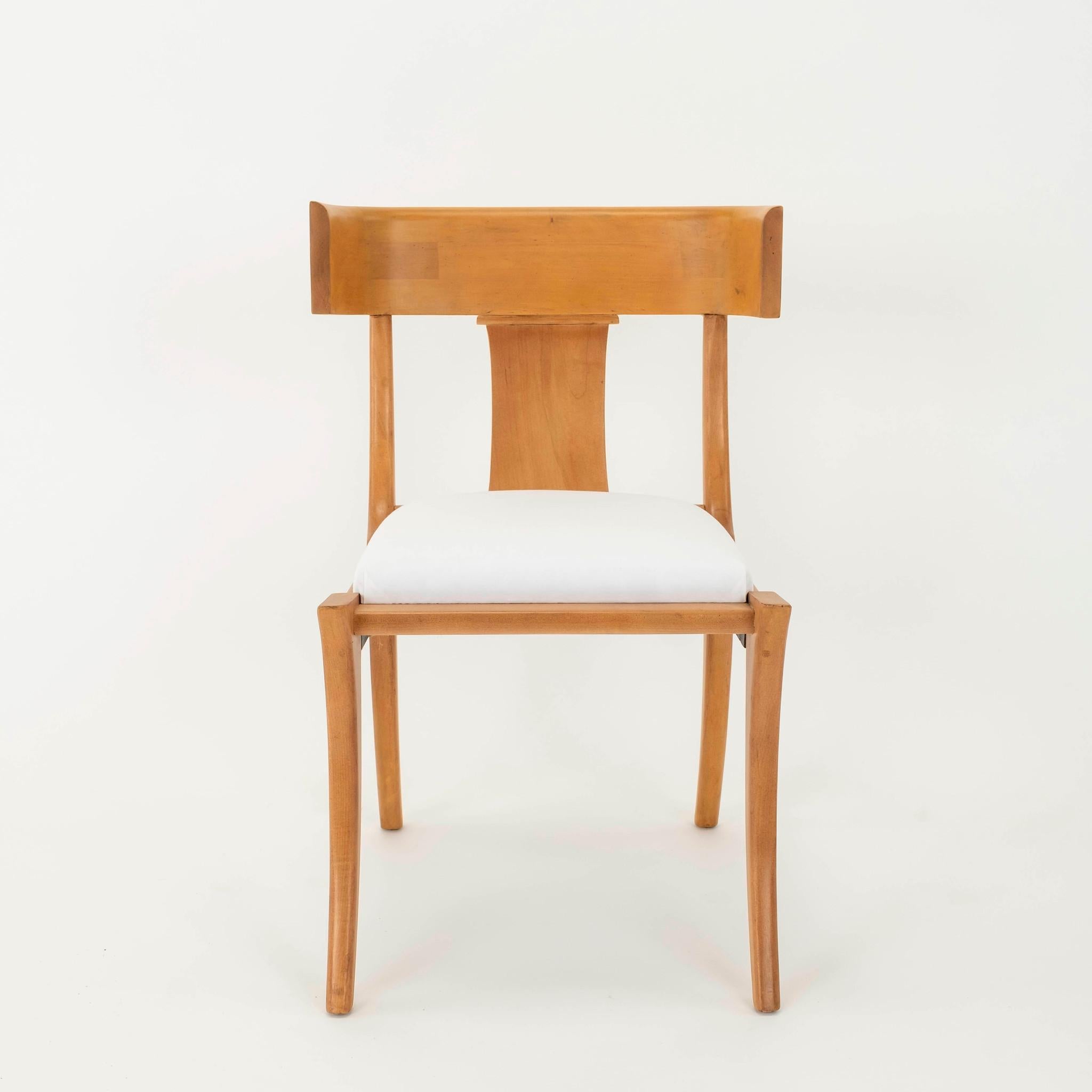 Blonde Klismos-Stühle im Vintage-Stil mit neu gepolsterten Sitzen. Schicken Sie uns Ihren Stoff, und wir können ihn ohne Aufpreis und in kürzester Zeit aufpolstern.