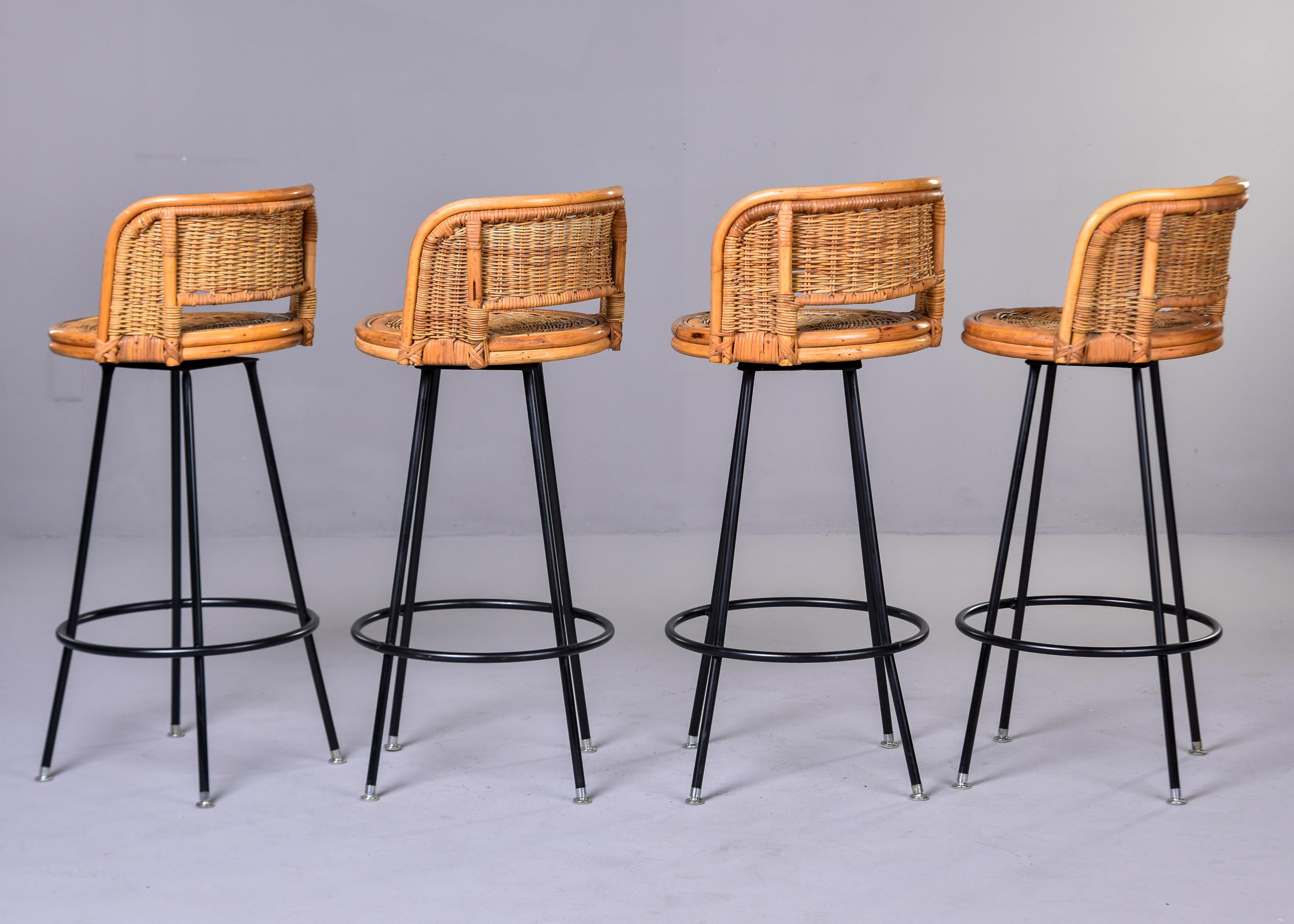 Set Four Mid Century Wicker Danny Ho Fong Style Swivel Bar Height Stools In Good Condition In Troy, MI