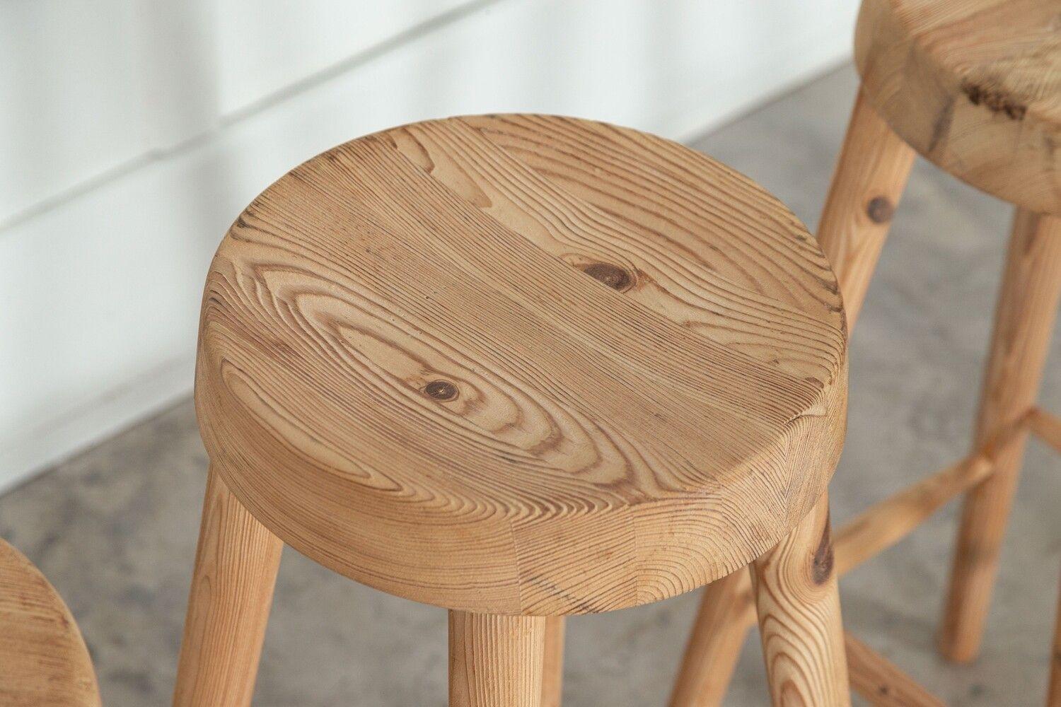 Ensemble de quatre tabourets d'artistes en pin de style Charlotte Perriand du milieu du siècle dernier en vente 5