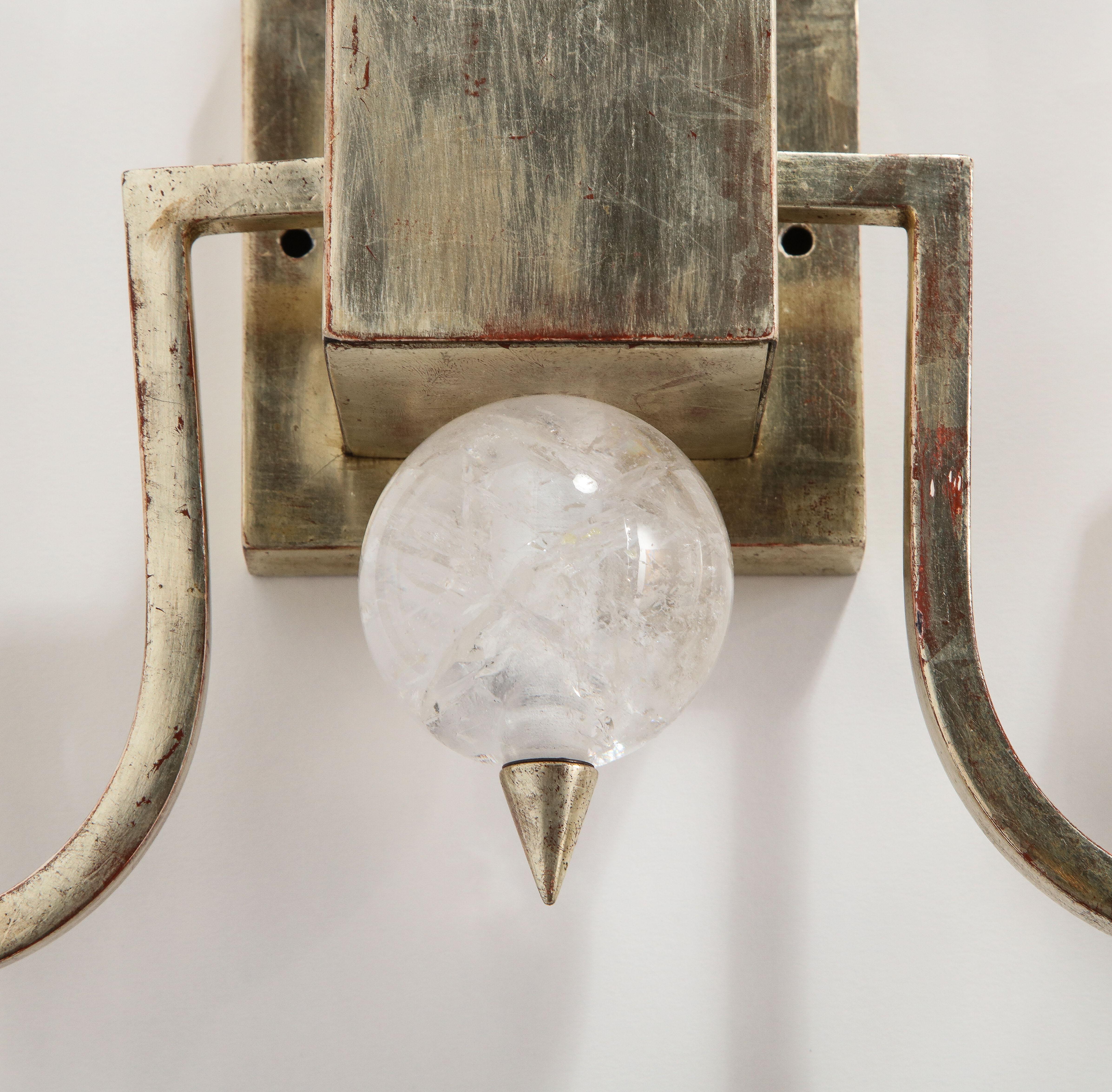 Juego de cuatro apliques modernos de 2 luces de cristal de roca y plateado con obelisco central en venta 4
