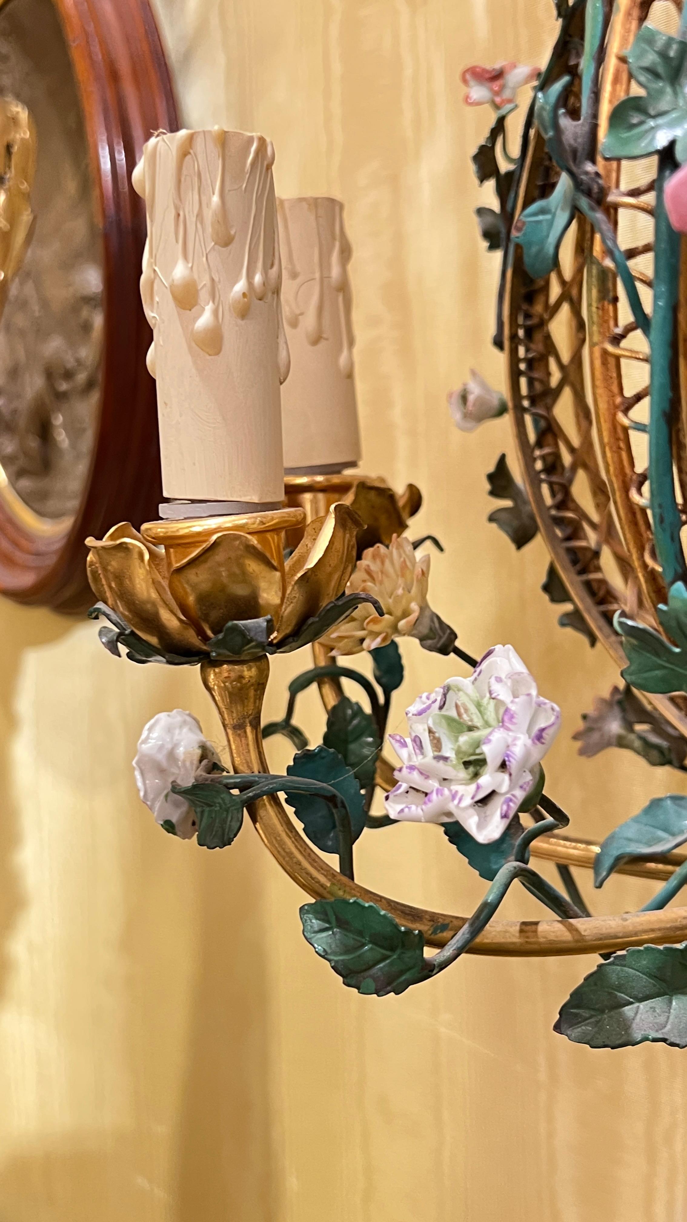 Set di quattro monumentali lampade francesi in porcellana floreale e metallo in stile Luigi XVI in vendita 6