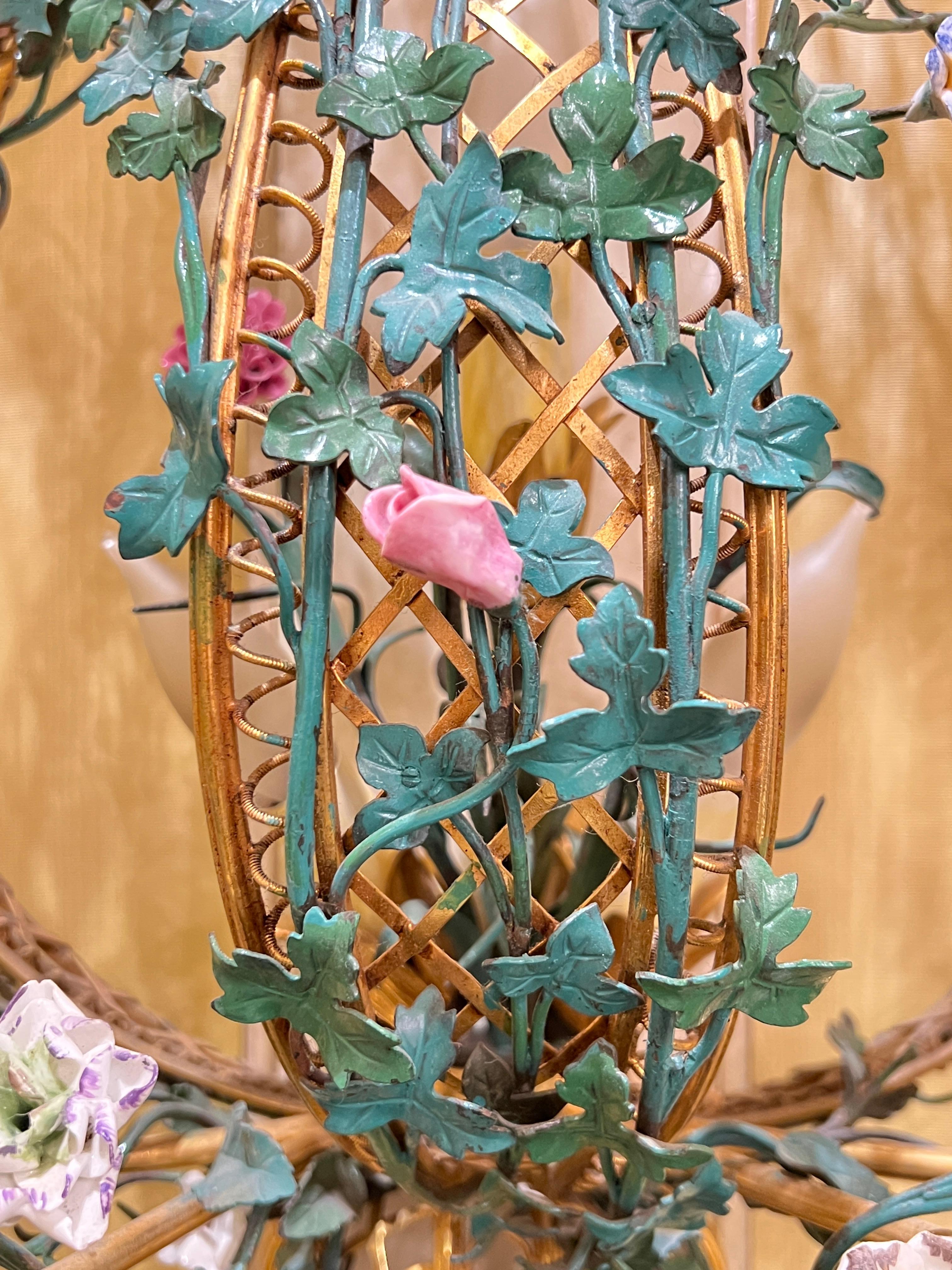 Set di quattro (4) Qualità eccellente  e insolite appliques monumentali in stile Luigi XVI che misurano 58 pollici di altezza, 16 di larghezza e 8 di profondità.  Ognuno di essi è finemente realizzato a forma di traliccio da giardino in metallo