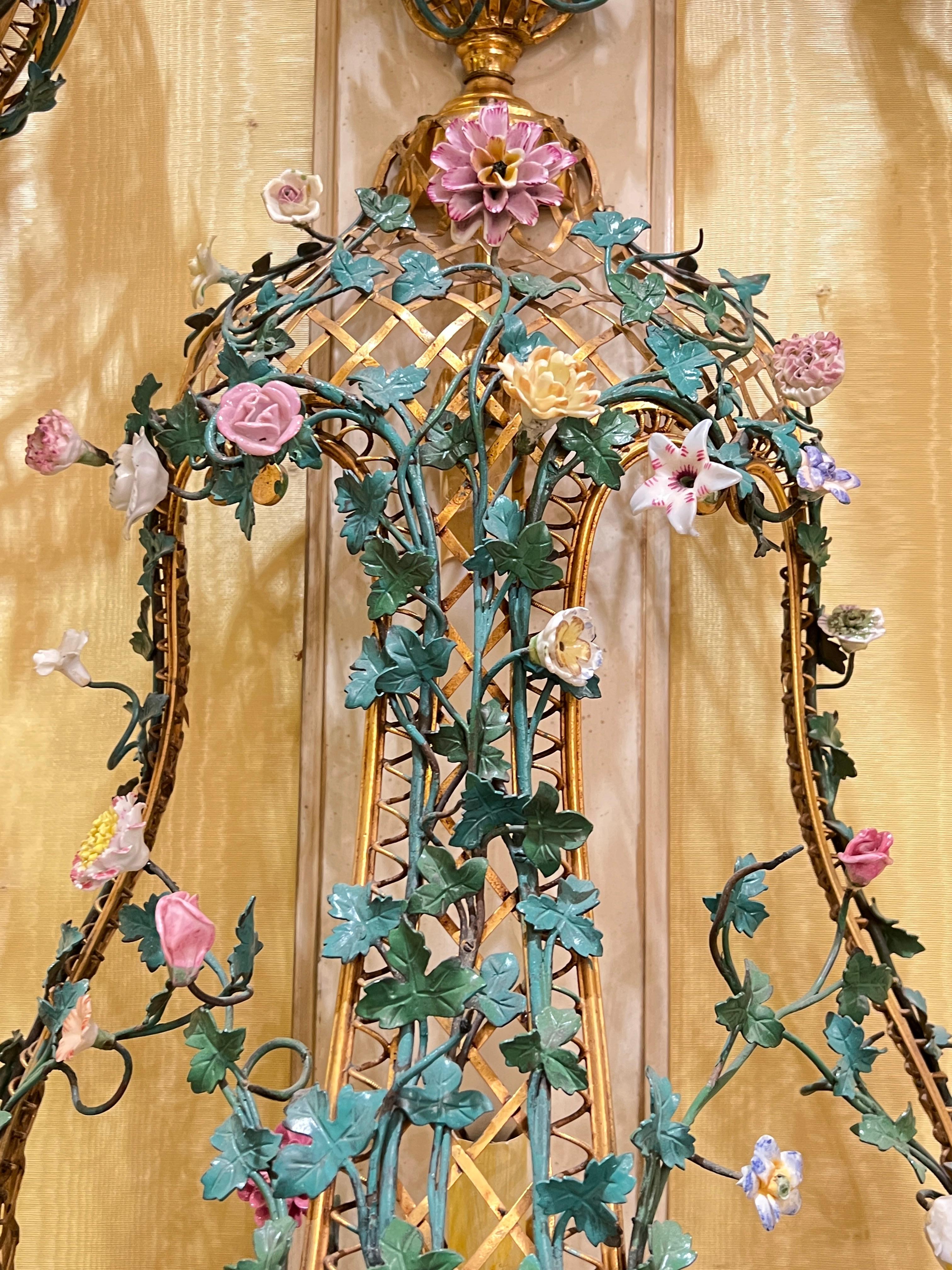 Dorato Set di quattro monumentali lampade francesi in porcellana floreale e metallo in stile Luigi XVI in vendita