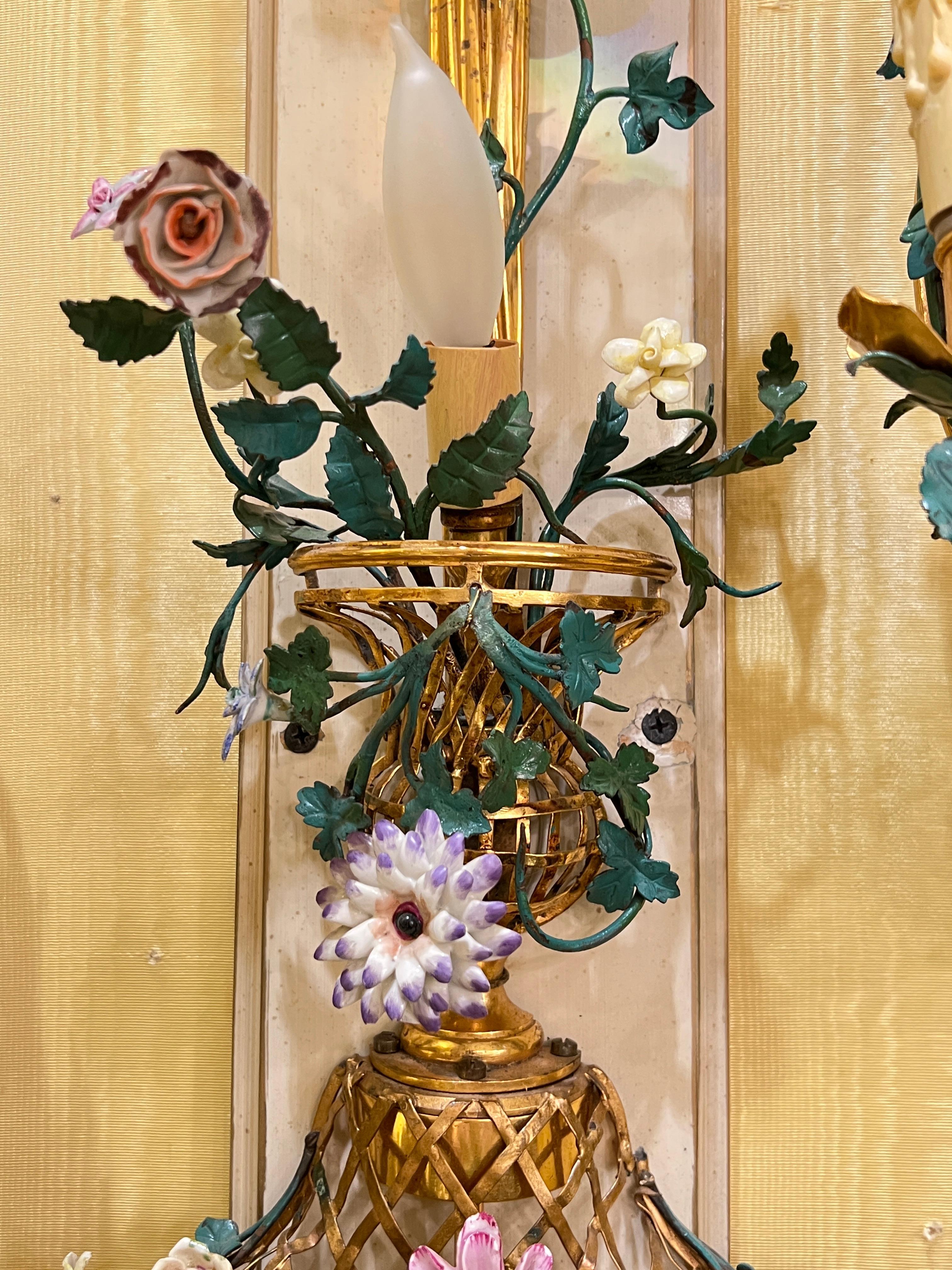 Set di quattro monumentali lampade francesi in porcellana floreale e metallo in stile Luigi XVI In condizioni buone in vendita a New York, NY