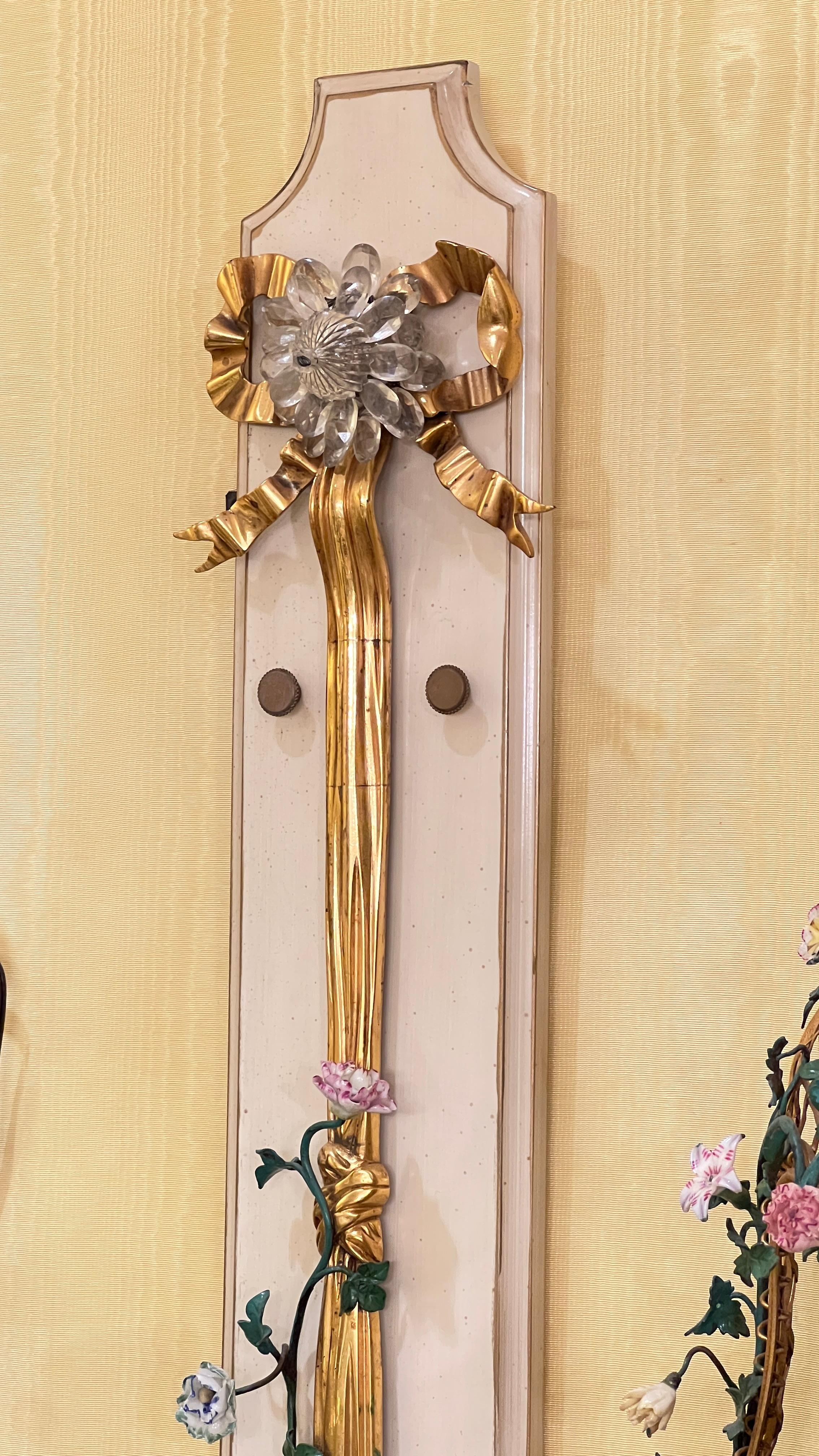 Inizio XX secolo Set di quattro monumentali lampade francesi in porcellana floreale e metallo in stile Luigi XVI in vendita