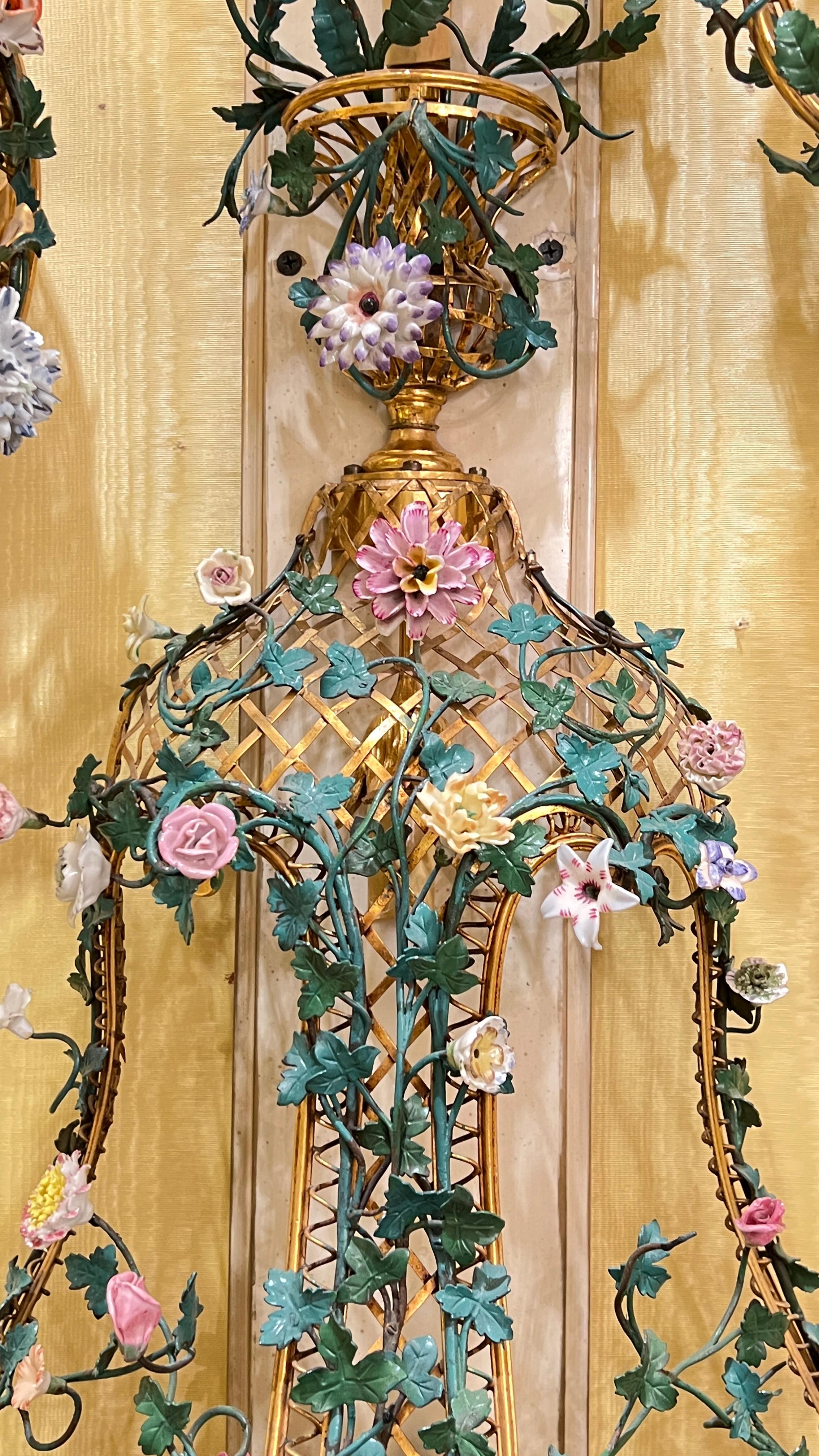 Metallo Set di quattro monumentali lampade francesi in porcellana floreale e metallo in stile Luigi XVI in vendita