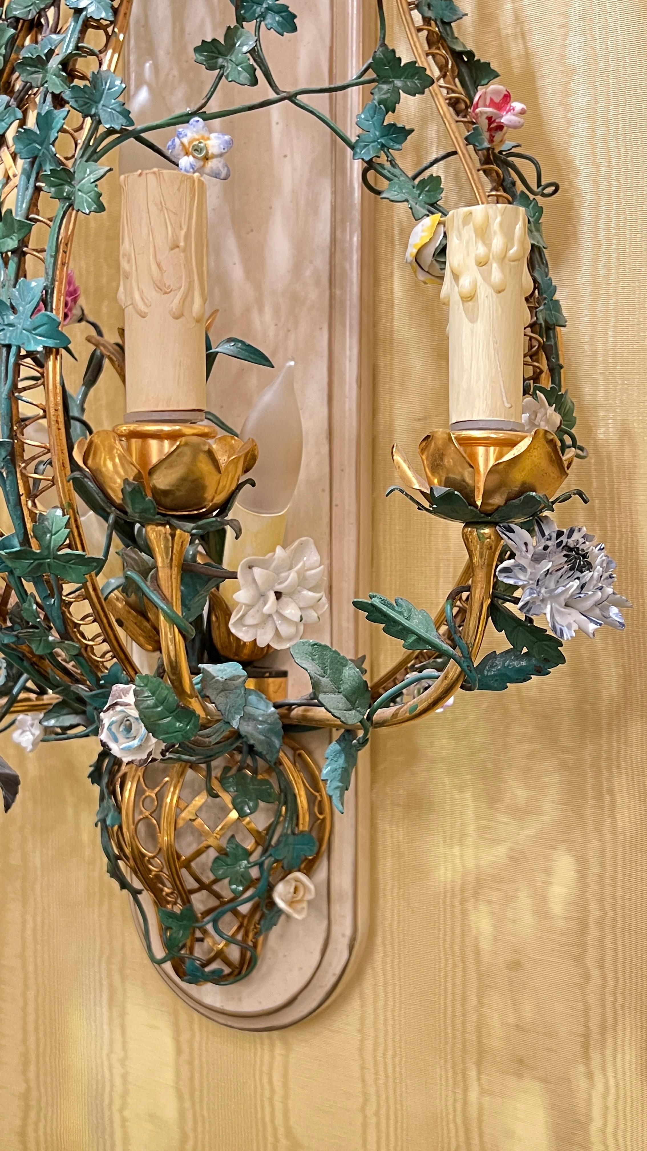 Set di quattro monumentali lampade francesi in porcellana floreale e metallo in stile Luigi XVI in vendita 1