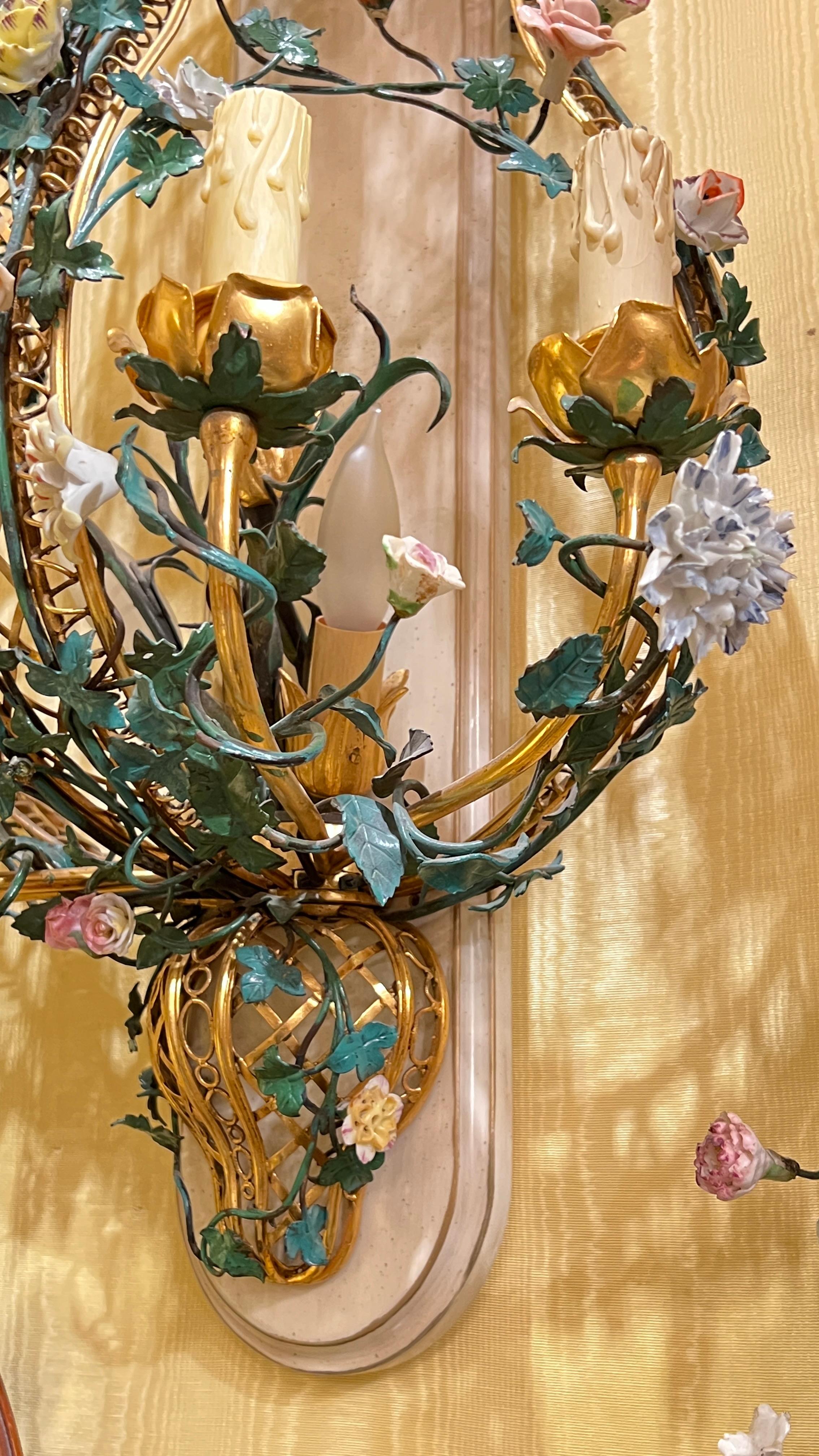 Set di quattro monumentali lampade francesi in porcellana floreale e metallo in stile Luigi XVI in vendita 2