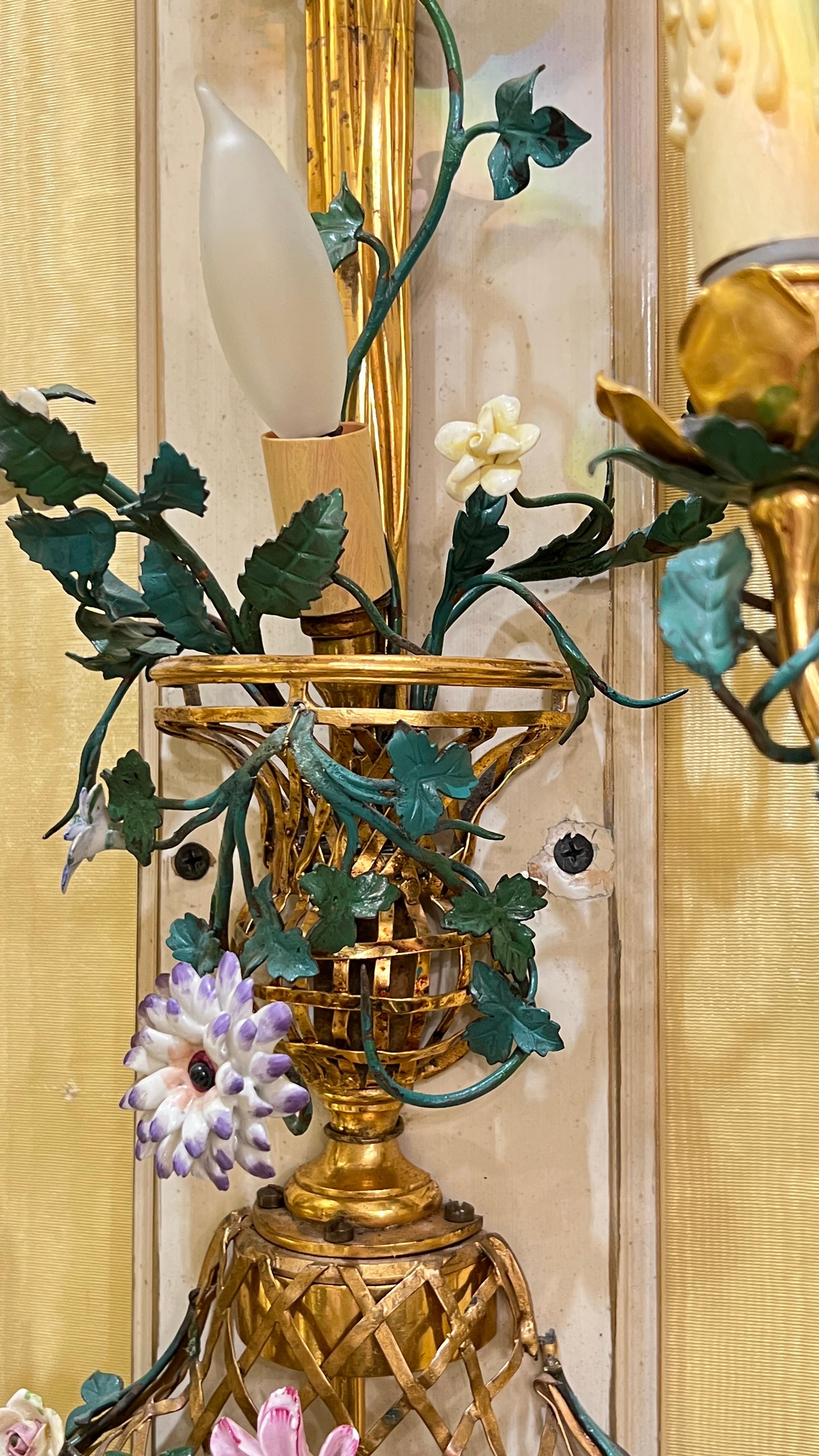 Set di quattro monumentali lampade francesi in porcellana floreale e metallo in stile Luigi XVI in vendita 3