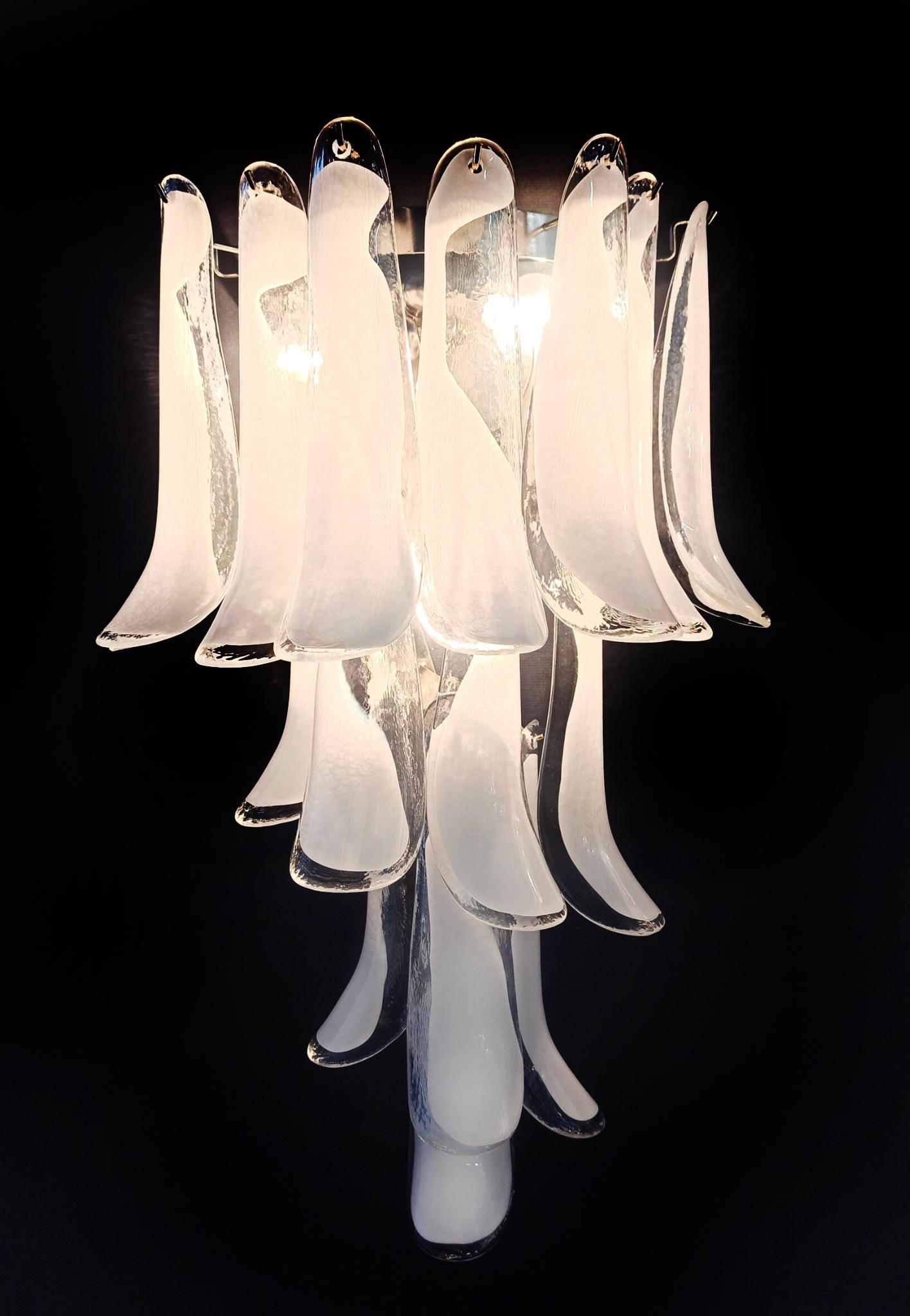 Set Four of Vintage Italian Murano wall sconces. Wall lights have 16 clear and white“lattimo” glasses (for each applique) in a nickel-plated metal frame. Decorative object of great importance.
Period: late XX century
Dimensions: 27,90 inches (72 cm)