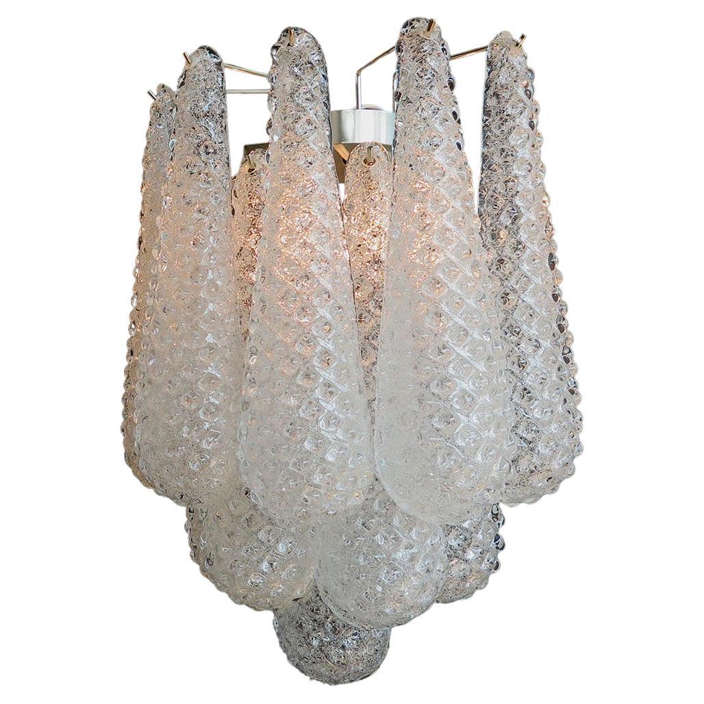 Fantastico set di applique vintage di Murano composto da 10 petali di vetro (cristallo trasparente, liscio all'esterno, con polvere di cristallo e poi ruvido all'interno) in una cornice cromata.
Periodo: 1970s
Dimensioni: 17,70 pollici di altezza