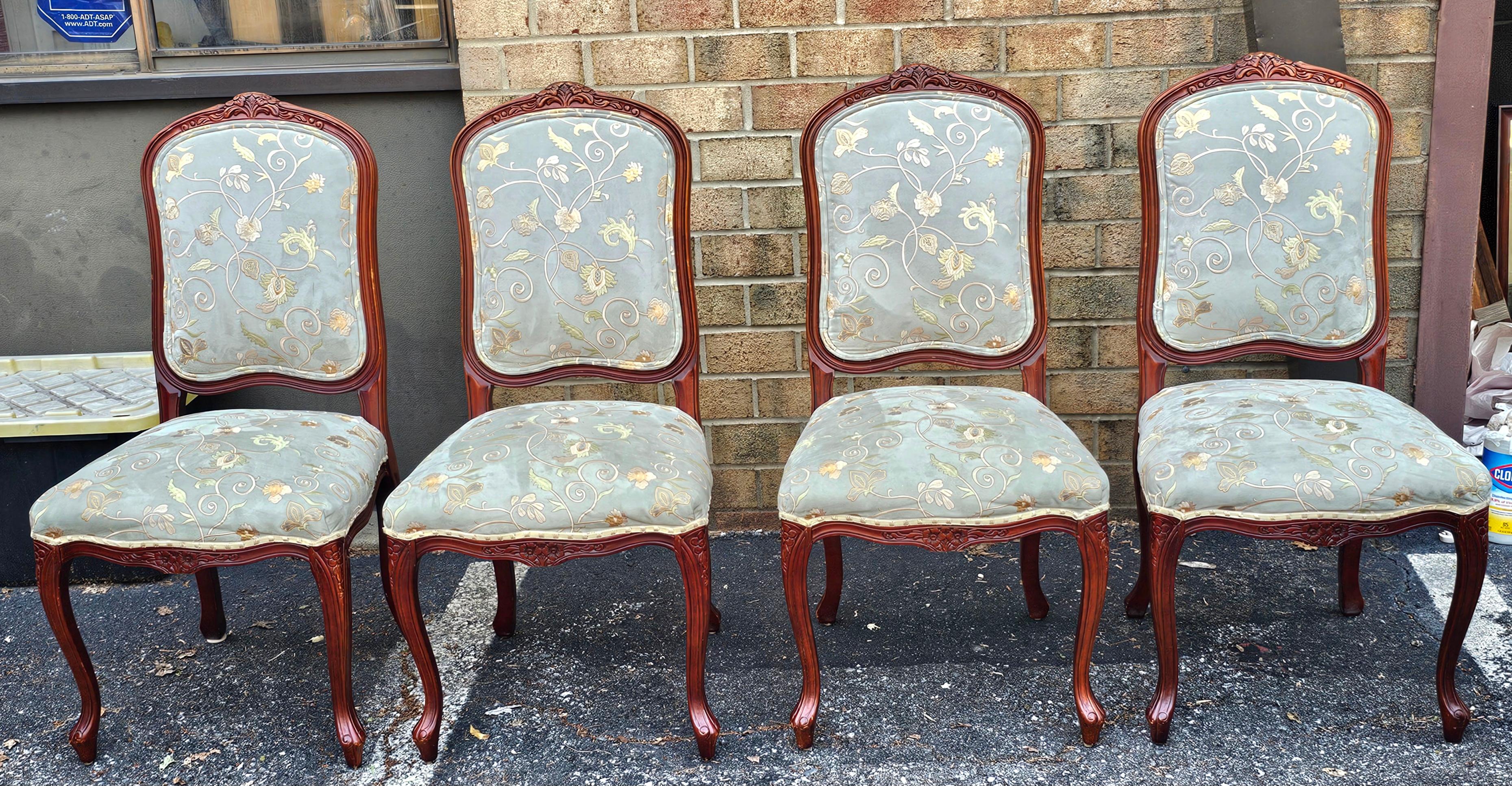 Stile provenzale Set di quattro tappezzerie provinciali in legno di frutta e Ultrasuede ricamato  Sedie laterali in vendita