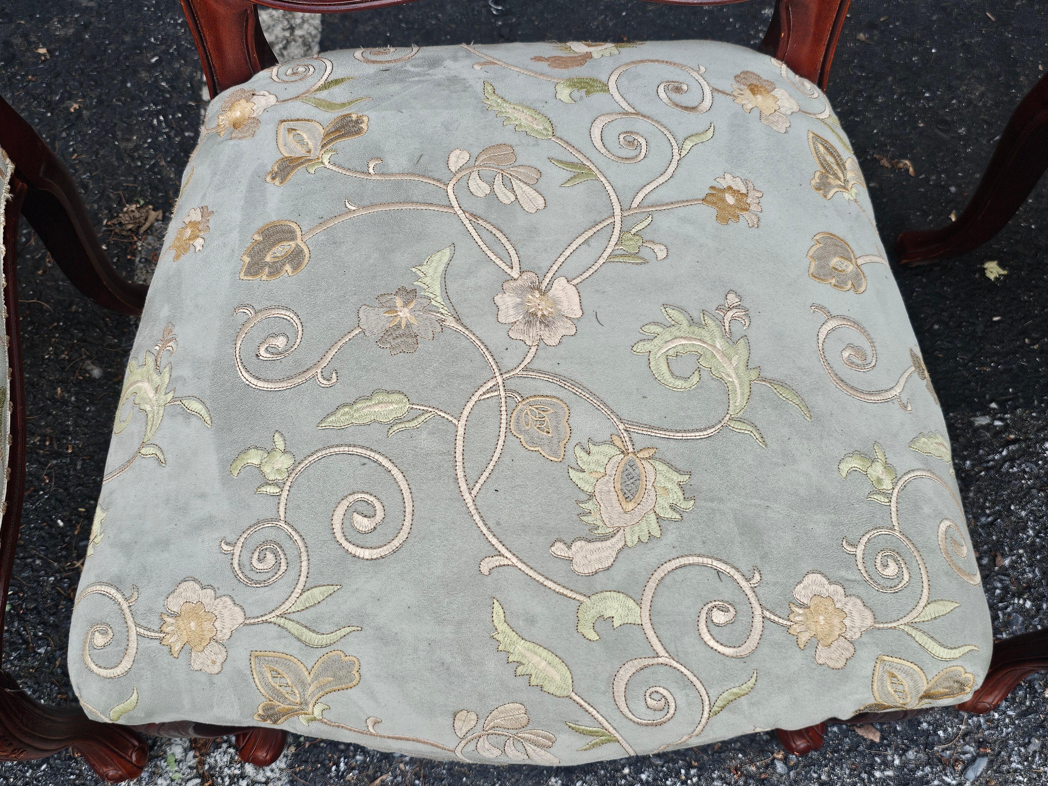 Ricamato Set di quattro tappezzerie provinciali in legno di frutta e Ultrasuede ricamato  Sedie laterali in vendita