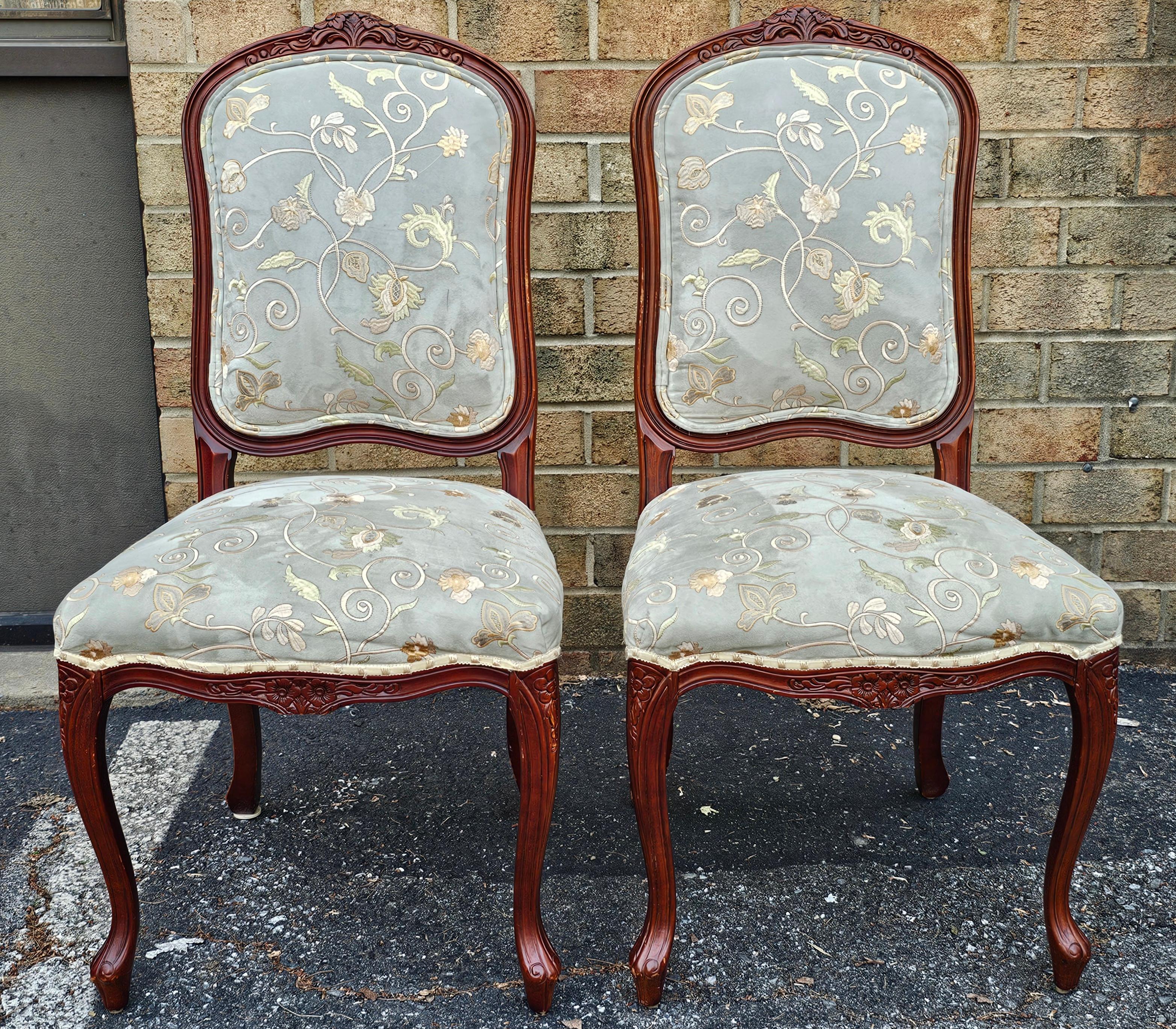 Set di quattro tappezzerie provinciali in legno di frutta e Ultrasuede ricamato  Sedie laterali In condizioni buone in vendita a Germantown, MD